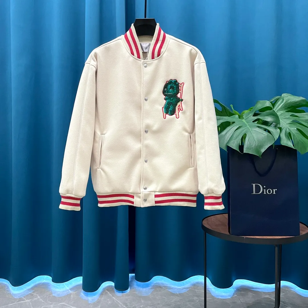 🅿️410 Dior➡️Dior runway style baseball jacket. I ordered the original model and took a month to finally ship it. I love it so much. The upper body is really cool. A blogger on Douyin said that LV's new products this year will become the future trend. If you look through street photos, you will find that celebrities regard it as a collectible jacket, a must-have item for men and women who want light luxury for commuting. Developing the highest version on the entire network, it took 1 month to customize and the cost was extremely high. The German imported flat-machine made custom-woven wool jacquard threads, using the first layer of imported lambskin. The pleated texture is unparalleled. It is hand-cut and meticulously crafted. The stitching position is very technical. Whether the whole garment is good or not depends on this position. Top-notch workmanship and details can stand the test. A full set of customized accessories, the letters are clear and perfectly restored without any difference. High-end atmosphere and full grade! The entire dress is exclusively customized with heavy craftsmanship. The towel patch embroidery is perfectly combined with craft embroidery and precise stitching! Absolute craftsmanship quality!