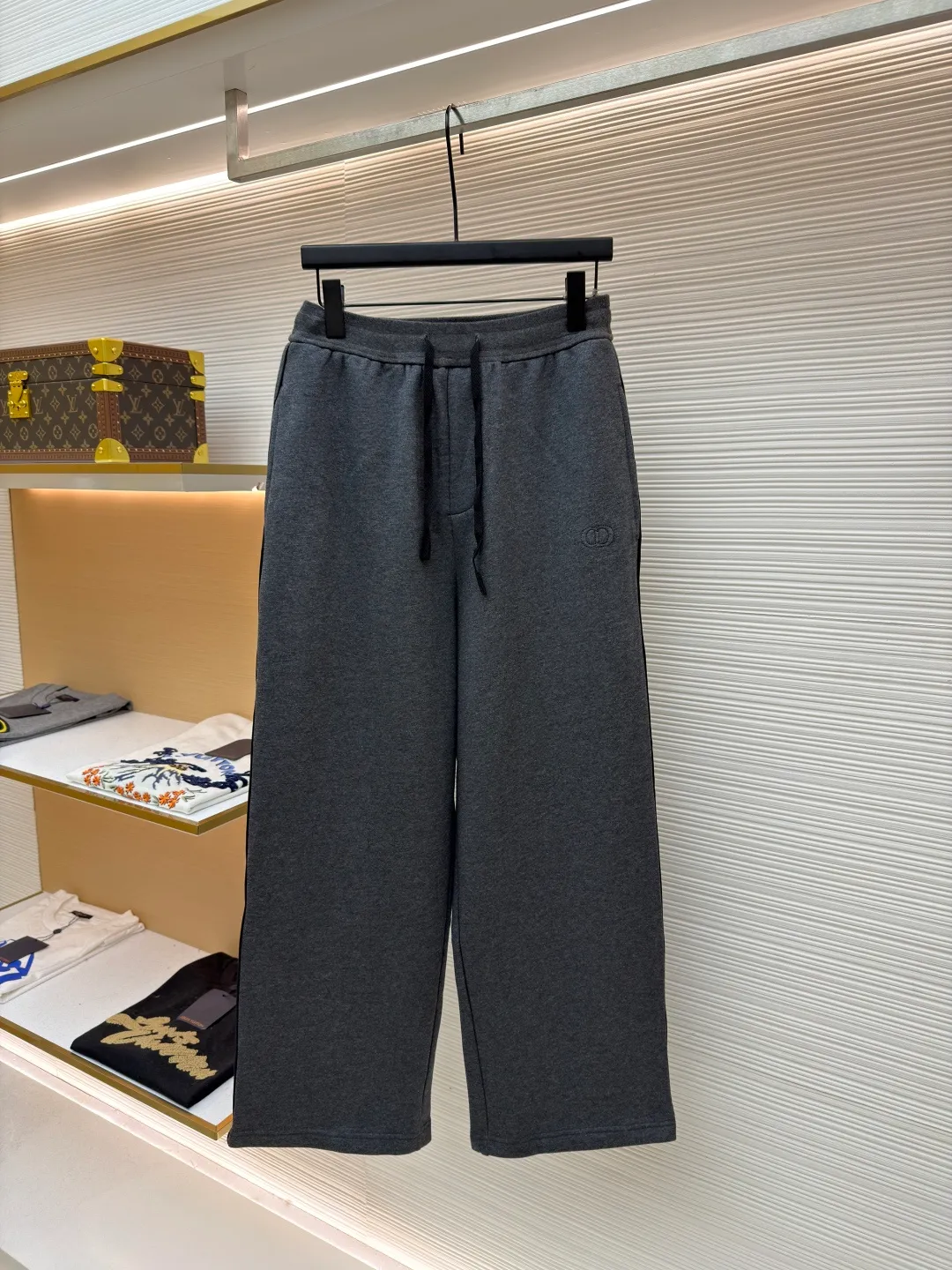 Dior segment dyed yarn discharge printing trousers ●Original version: Purchased and developed for 19500 ●Item number: 1681808-A60 ●Fabric: fine beaded sail cotton fabric ●Technology: reactive discharge printing production ●Version: fitted version ●Weight: about 760 grams ●Size: S-M-L-XL ●Description: The fabric is made of [40s double-strand fine beaded sail cotton], dyed according to the Y version [custom-dyed bulk fabric color], using [batik technology], [open circular mesh CD letter pattern], using [imported slurry], [active discharge printing technology], [enzyme roller washed] ready-made garments, matching [aluminum alloy disc with letter I-shaped buckle], back waist [flat car sticker genuine leather embossed leather plate]. The overall wiring is straight and delicate, the fabric is comfortable and soft, and the color is consistent without color difference. It can be matched with the same style to create a fashionable look and control various occasions. Customized accessories, complete with three standards, same style for men and women!