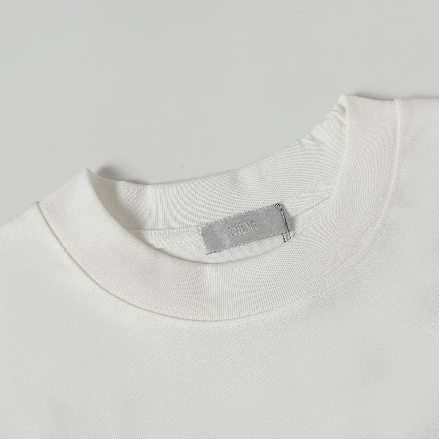 🅿️170 DIOR CD 25ss1947 damaged letter printed short-sleeved T-shirt. The fabric is comfortable and skin-friendly without any strange feeling. Custom-dyed fabric, high textile density, good drape, not easy to deform, thick texture and tight spinning process will not affect the breathability of the fabric. The color saturation is very high. A versatile and good-looking short-sleeved one. The loose version covers the flesh and makes you look slimmer. Same style for men and women. Color: black/white Size: XS-L