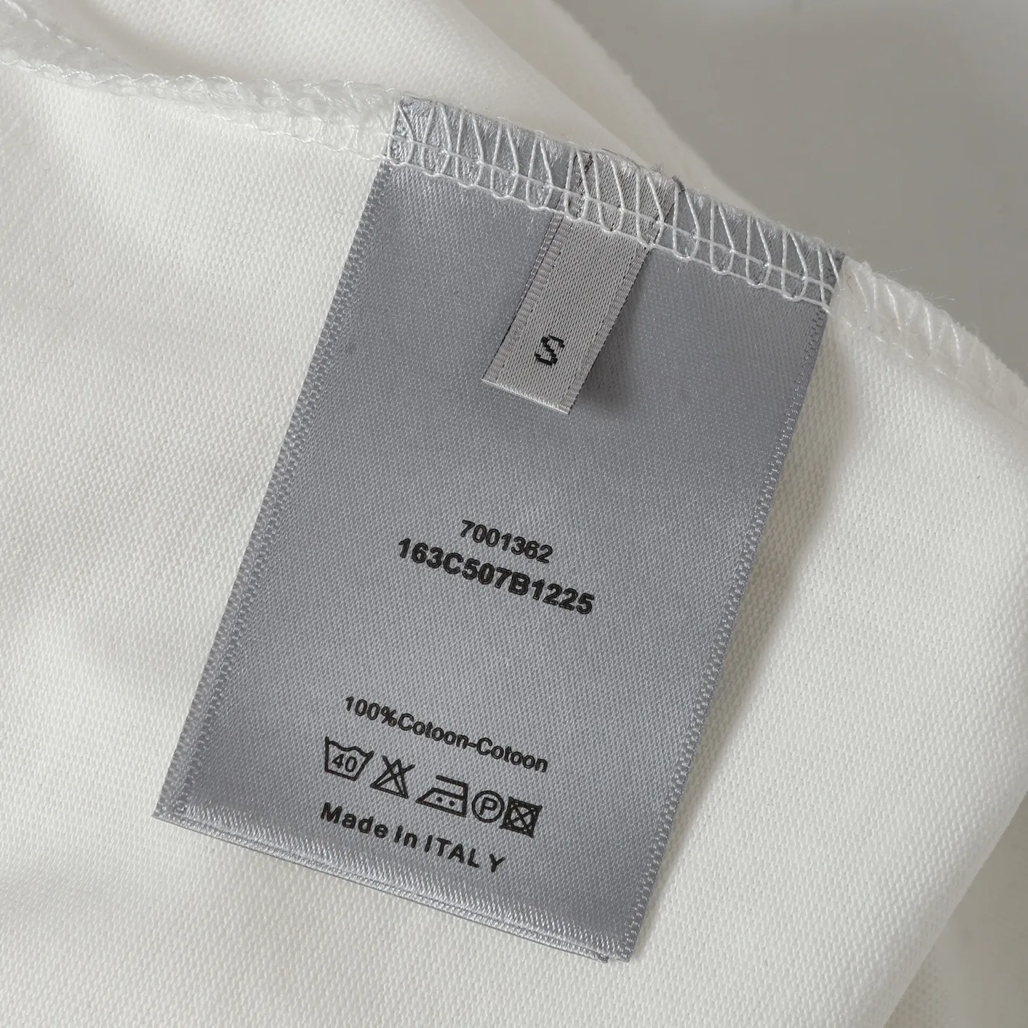 🅿️170 DIOR CD 25ss1947 damaged letter printed short-sleeved T-shirt. The fabric is comfortable and skin-friendly without any strange feeling. Custom-dyed fabric, high textile density, good drape, not easy to deform, thick texture and tight spinning process will not affect the breathability of the fabric. The color saturation is very high. A versatile and good-looking short-sleeved one. The loose version covers the flesh and makes you look slimmer. Same style for men and women. Color: black/white Size: XS-L