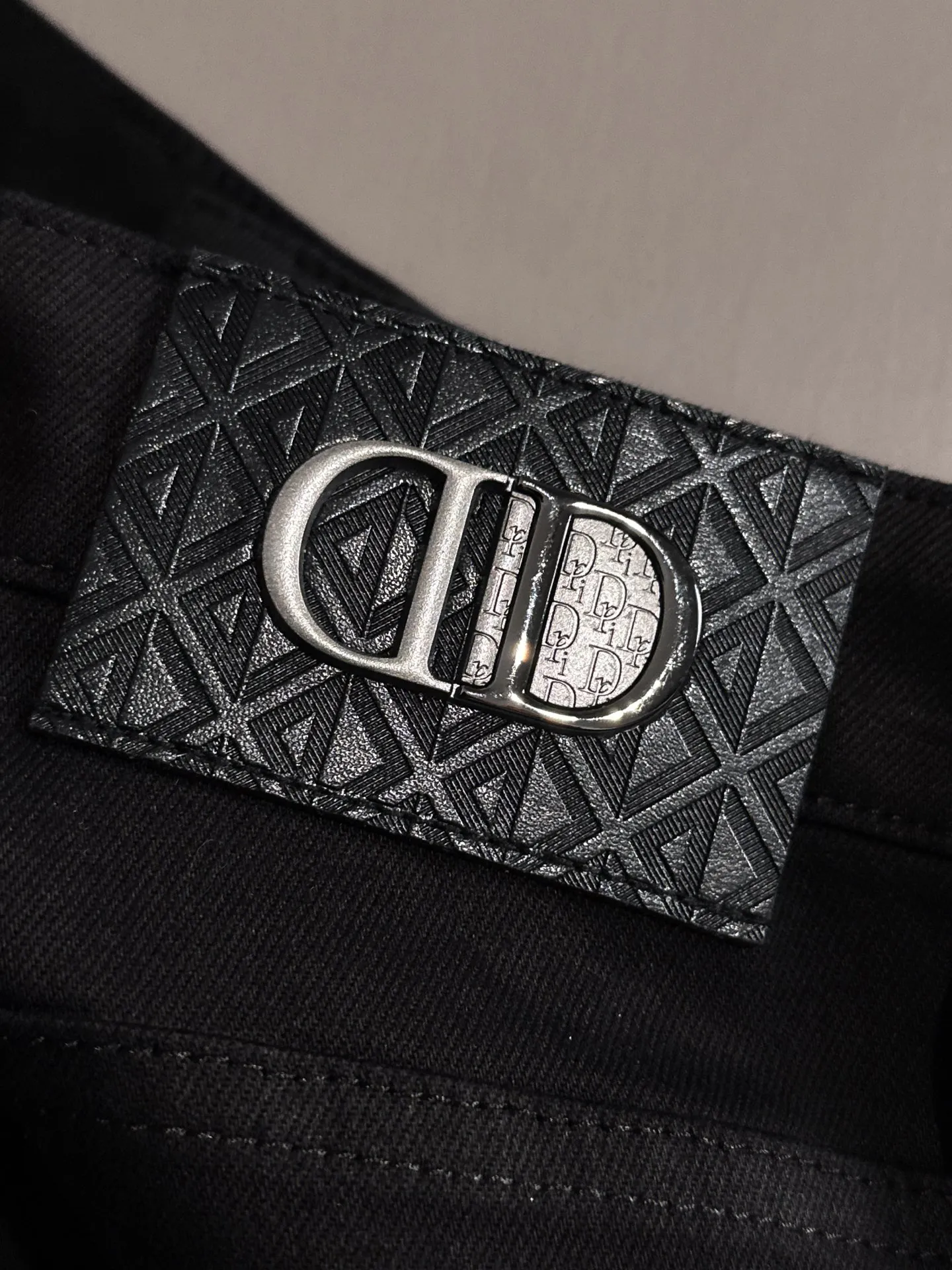 🅿️380 Dior's new 2025 four-season hot brick pocket slim-fit jeans trousers are woven from imported Japanese Denim plain cotton denim fabrics. They are complete with three labels, simple yet elegant, soft, delicate and comfortable, and the upper body is versatile and fashionable! Light luxury, a must-have item for daily commuting! Code number: 28-40 (please state your height and weight when placing an order)