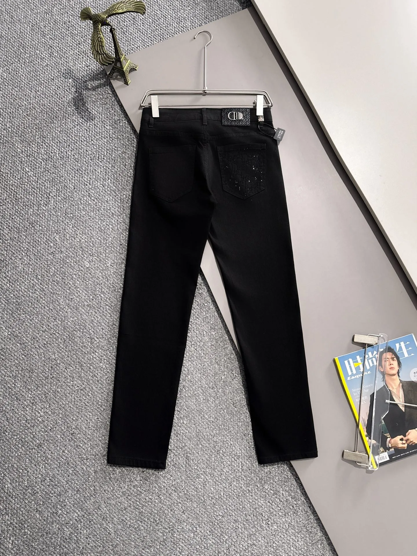 🅿️380 Dior's new 2025 four-season hot brick pocket slim-fit jeans trousers are woven from imported Japanese Denim plain cotton denim fabrics. They are complete with three labels, simple yet elegant, soft, delicate and comfortable, and the upper body is versatile and fashionable! Light luxury, a must-have item for daily commuting! Code number: 28-40 (please state your height and weight when placing an order)