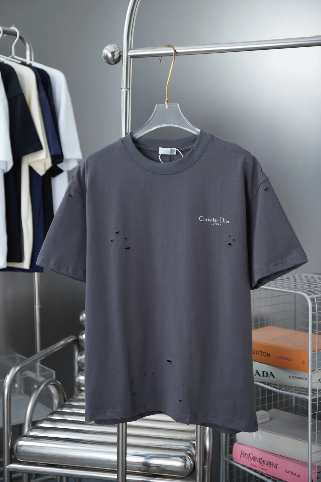 🅿️170 D＊or CD 25SS early spring new style joint series lily of the valley lettering logo frayed short sleeves light luxury essential item for daily commuting for men and women correct version welcome to compare detailed features · 320g 100% pure cotton double yarn jersey fabric · custom dyed in the same vat with special thickened 32 count double strand 1X1 thread · artificial hand printing screen printing lily of the valley lettering logo pattern · Cut all over, edged cuffs · Double-needle stitching across seams · Original main mark, washed tag, branded moisture-proof paper packaging Color: White/Iron Gray Size: S/M/L/XL