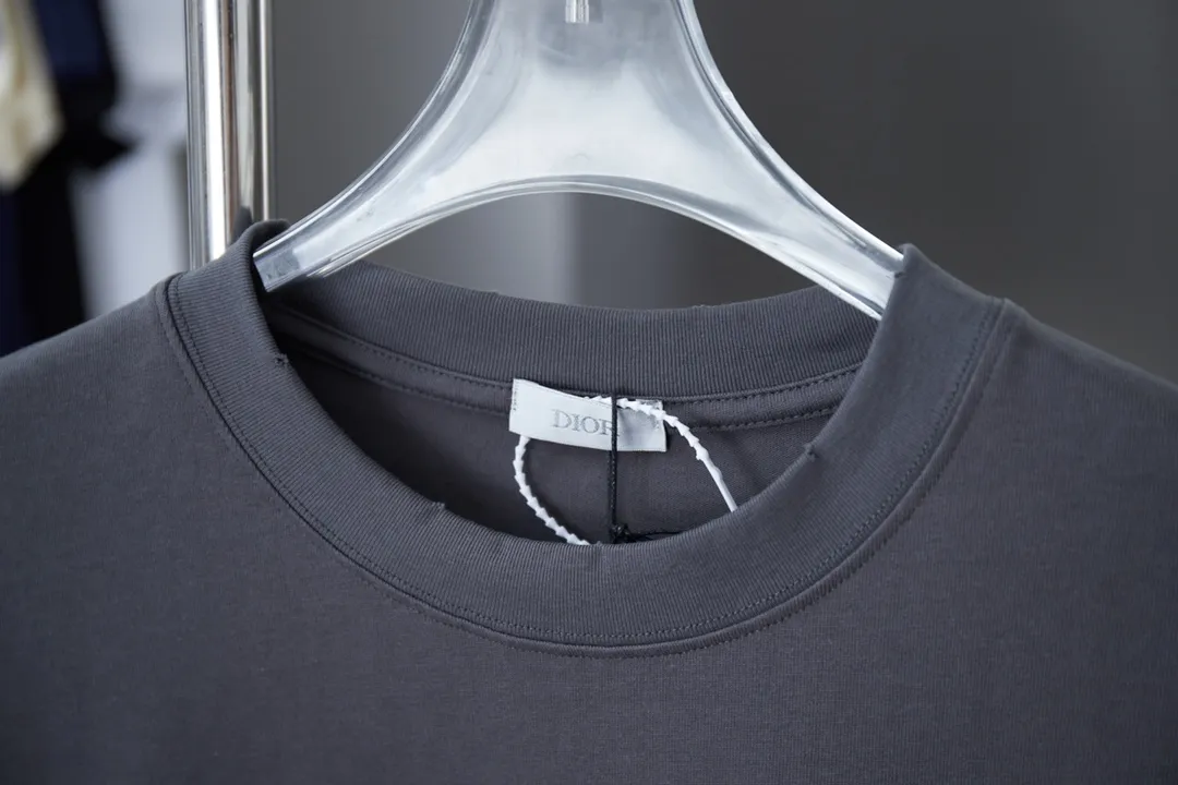 🅿️170 D＊or CD 25SS early spring new style joint series lily of the valley lettering logo frayed short sleeves light luxury essential item for daily commuting for men and women correct version welcome to compare detailed features · 320g 100% pure cotton double yarn jersey fabric · custom dyed in the same vat with special thickened 32 count double strand 1X1 thread · artificial hand printing screen printing lily of the valley lettering logo pattern · Cut all over, edged cuffs · Double-needle stitching across seams · Original main mark, washed tag, branded moisture-proof paper packaging Color: White/Iron Gray Size: S/M/L/XL