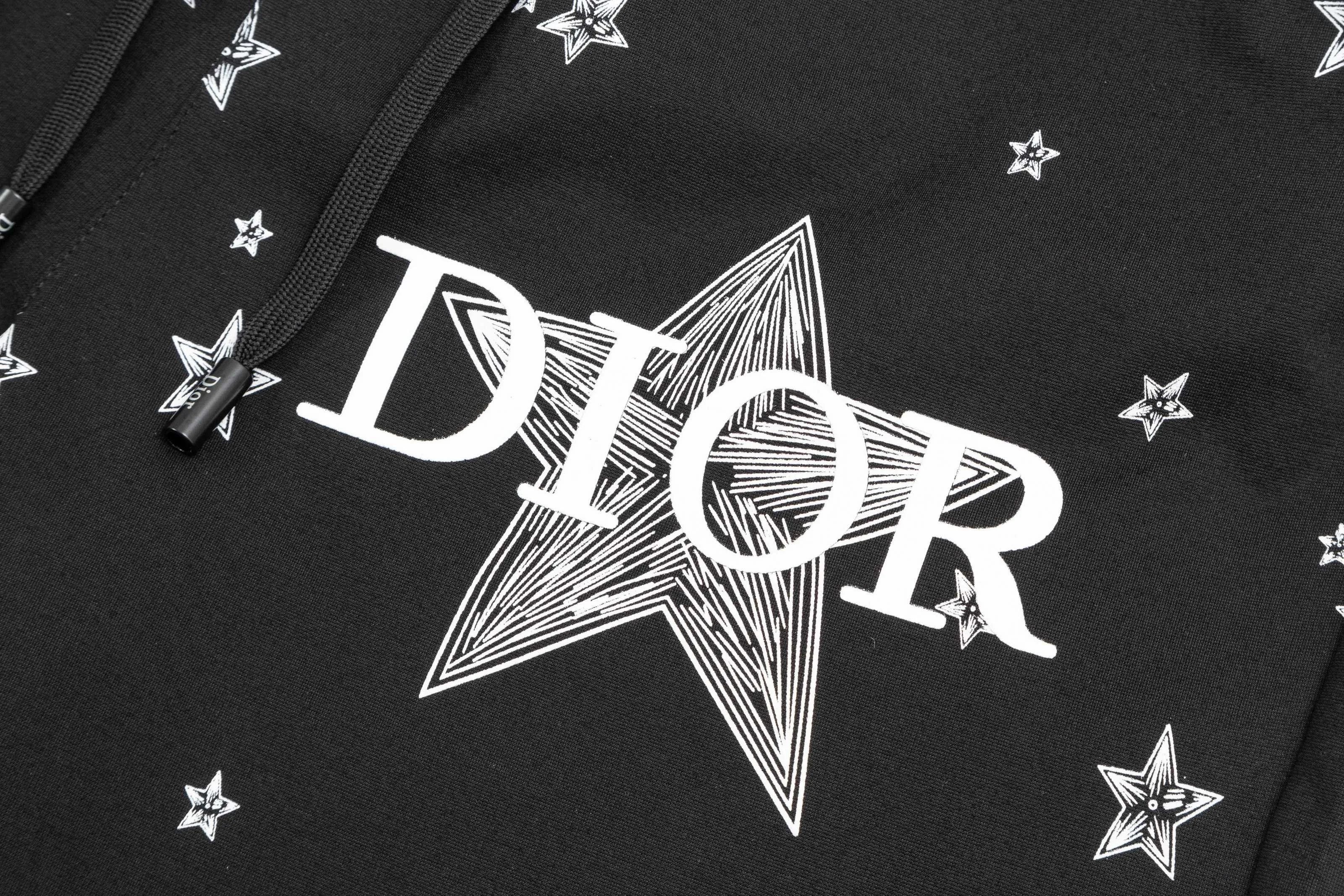 🅿️190 2025 Dior Dior new knitted shorts, customized fabrics, knitted technology and printed logo. The version is tight and three-dimensional, with straight stripe splicing. The customized trouser cord hardware has strong texture and smoothness. The upper body is comfortable and breathable. It has a concave and convex three-dimensional feel. It is suitable for fashionable and casual wear. Color: Black-White Size: M-4XL