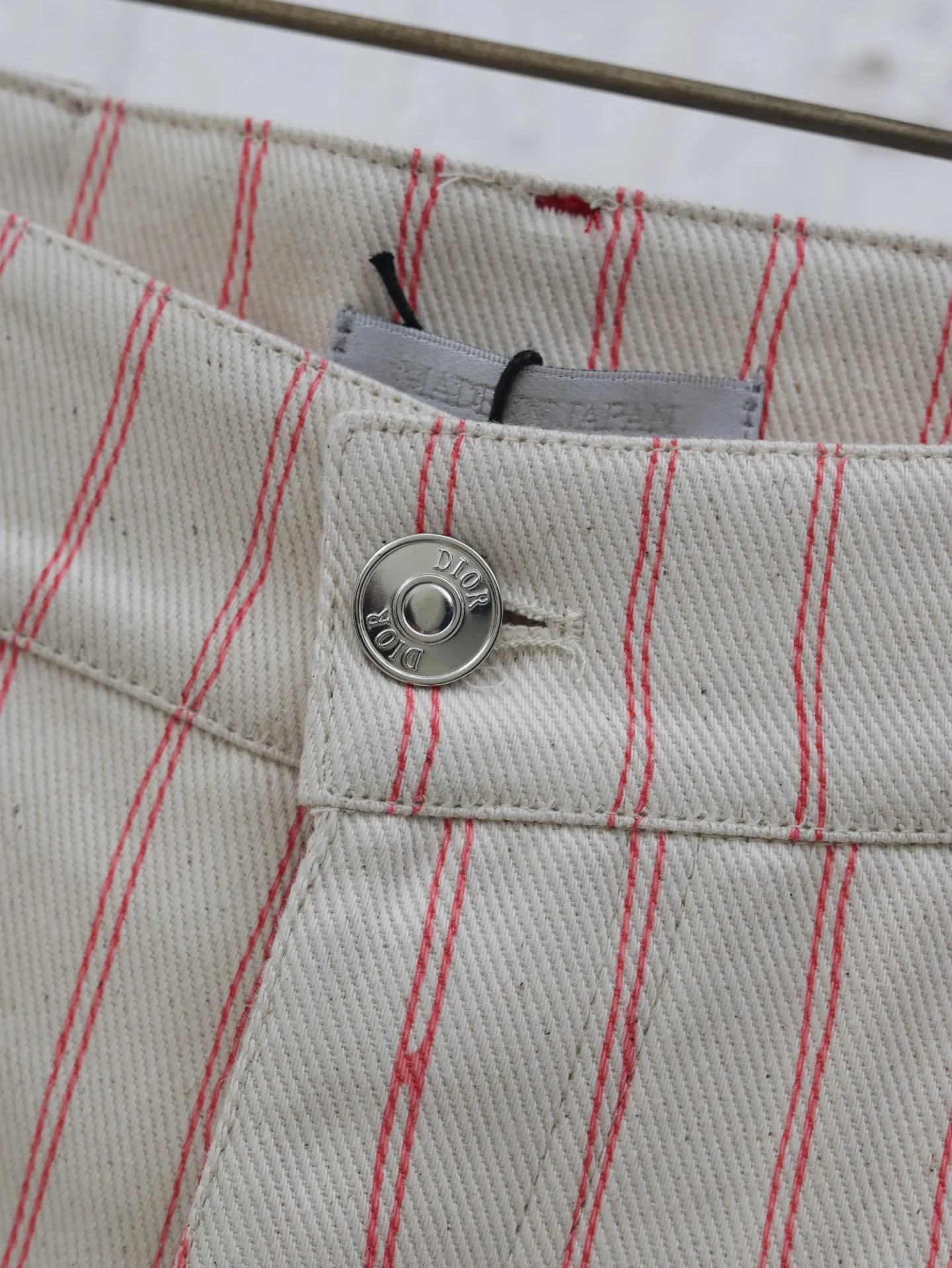 🅿️380 Dio*/Dior 2025 SS new spring and summer jersey shorts. Customized beige cotton fabric, classic pinstripe design all over. Engraved hardware buttons, classic letter logo embroidery in the same color. Matched with brown leather patch on the back, three-dimensional tailoring. Very wide version. Size: S/M/L/XL