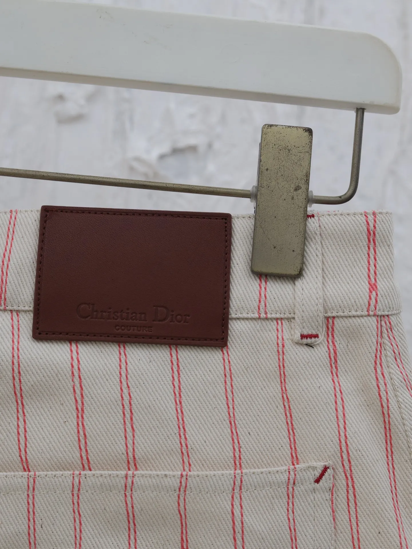 🅿️380 Dio*/Dior 2025 SS new spring and summer jersey shorts. Customized beige cotton fabric, classic pinstripe design all over. Engraved hardware buttons, classic letter logo embroidery in the same color. Matched with brown leather patch on the back, three-dimensional tailoring. Very wide version. Size: S/M/L/XL