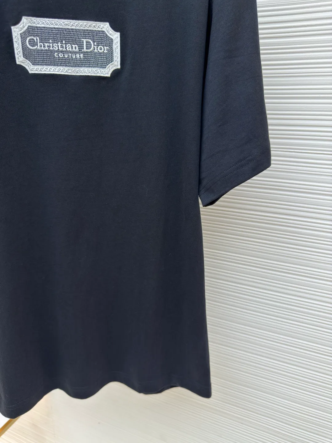 DIOR water-soluble embroidered logo short sleeves ●Authentic product: purchased and developed for 7400 ●Item number: 1680224-A00 ●Fabric: combed cotton compact yarn ●Technology: embroidery ●Version: fitted version ●Weight: about 300 grams ●Size: XS-S-M-L ●Description: The fabric is made of 21s double-yarn combed cotton compact yarn, weight 280g, matched with 32s double-yarn flat machine 1*1 to weave ribs, the front blade embroidery is embroidered with Tajima machine imported from Japan, and polyester-cotton mercerized embroidery thread is used for the bottom The layers are padded with cold water-soluble fabric, and the outer ring is surrounded by overlapping three-dimensional embroidery. The inner letters are embroidered with short needles, and the lines are embroidered with double-needle tatami offset embroidery. The ready-made garments are washed and dissolved with water-soluble fabric. The embroidered part feels soft to the touch, and the inner lining does not cut the flesh when worn.