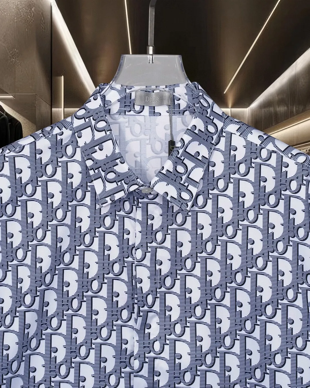 🅿️296 DIOR 🔥The most popular style is coming. Fully printed presbyopic LGOO barrage digital printed long-sleeved shirt. 2025ss official website new long-sleeved shirt, exquisitely printed logo. High-end version, in-store customized fabric. Highly breathable and comfortable, exquisitely crafted, with impeccable detail processing. ✅Customized logo engraved buttons, complete with three labels. Brand element design concept reflects high quality. It feels delicate and soft! It presents a casual cut and the upper body shape is great! 🐍Size: M-XXL