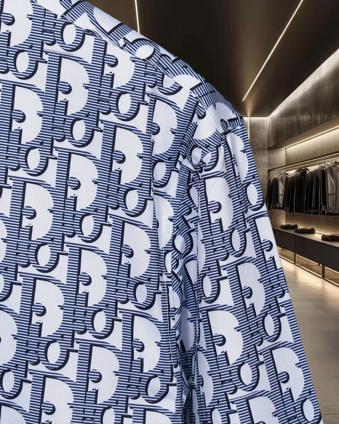 🅿️296 DIOR 🔥The most popular style is coming. Fully printed presbyopic LGOO barrage digital printed long-sleeved shirt. 2025ss official website new long-sleeved shirt, exquisitely printed logo. High-end version, in-store customized fabric. Highly breathable and comfortable, exquisitely crafted, with impeccable detail processing. ✅Customized logo engraved buttons, complete with three labels. Brand element design concept reflects high quality. It feels delicate and soft! It presents a casual cut and the upper body shape is great! 🐍Size: M-XXL