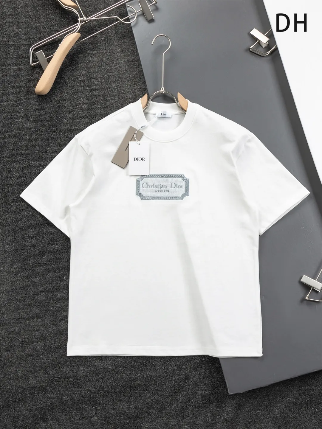 🅿️190 Dior Dior micro wide version CD micro wide version S-Xl 25ss forever unbeatable classic style permanent boutique counter eternal classic style CD silver label letter embroidery🪡logo pattern As the leader in the luxury world, the D family is well-deserved. The first thing that catches the eye is the loose and comfortable black and white solid color version of the piece we are going to talk about today. The ribbed round collar has become the best modification of its version, and the D family has the upper body LOGO listed on the front, and the unique embroidery design of the letter logo patch highlights the texture! The most traditional modification method combined with the simplest color scale contrast forms the strongest and direct contrast, and this is often the most concise and clear minimalist modification method~~A nostalgic classic atmosphere also spreads in this work inadvertently! ! Featuring a distinctive 47 logo patch embroidery on the front, a unique tribute to Dior's historic year! Coupled with the blessing of 320 grams of cotton material, both the upper body comfort and the existence are unparalleled. It can be said to be a must-have companion in summer. The excellent breathability and comfortable wearing feeling are unparalleled~ Recommended! ! Color: Black and white Size: S-XL Size chart: S: Shoulder width 55-Bust 56-Length 71.5 M: Shoulder width 56.5-Bust 58-Length 73 L: Shoulder width 58-Bust 60-Length 74.5 XL: Shoulder width 59.5-Bust 62-Length 76