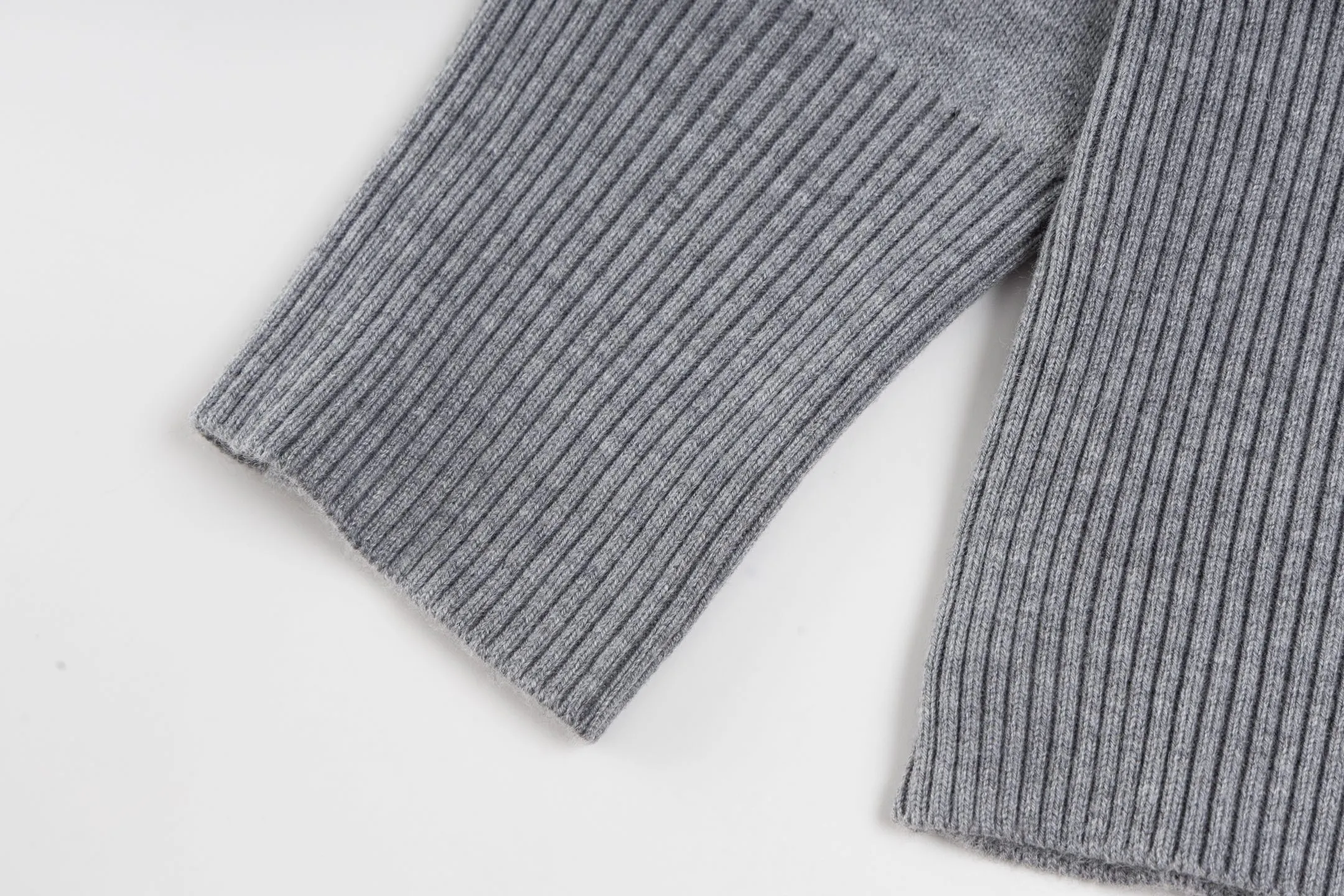 🅿️530 CD 25FW presbyopic double-sided military collar zipper knitted jacket [grey] The original purchase was 32,000 and developed. The fabric is carefully made of high-quality cashmere blended knitted fabric. This DIOR cardigan reinterprets the brand's classic logo in an innovative way. The double-sided design brings two wearing styles: one side is simple and pure gray, and the other side shows the iconic Oblique print pattern. The short slim fit and front zipper closure make it easy to wear on a daily basis. The details are ribbed on the collar, cuffs and hem to ensure comfort and maintain the silhouette. The medium-thick knit gives the garment just the right amount of warmth and drape. The lining-free design maintains the overall lightness. Professional dry cleaning is recommended. This cardigan can be layered with Oblique printed items from the same series to easily create a layered and exquisite look, perfectly demonstrating DIOR's ultimate pursuit of materials and craftsmanship. Size:S/M/L