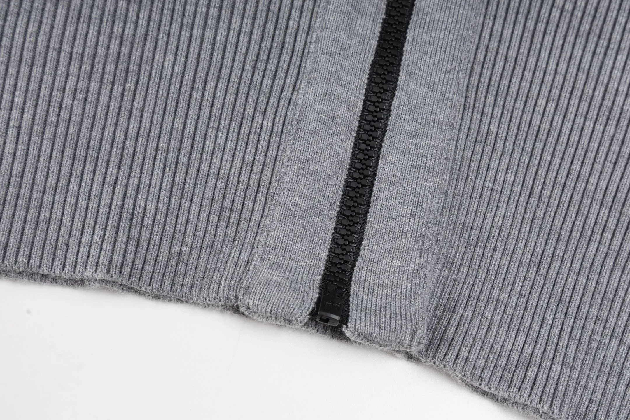 🅿️530 CD 25FW presbyopic double-sided military collar zipper knitted jacket [grey] The original purchase was 32,000 and developed. The fabric is carefully made of high-quality cashmere blended knitted fabric. This DIOR cardigan reinterprets the brand's classic logo in an innovative way. The double-sided design brings two wearing styles: one side is simple and pure gray, and the other side shows the iconic Oblique print pattern. The short slim fit and front zipper closure make it easy to wear on a daily basis. The details are ribbed on the collar, cuffs and hem to ensure comfort and maintain the silhouette. The medium-thick knit gives the garment just the right amount of warmth and drape. The lining-free design maintains the overall lightness. Professional dry cleaning is recommended. This cardigan can be layered with Oblique printed items from the same series to easily create a layered and exquisite look, perfectly demonstrating DIOR's ultimate pursuit of materials and craftsmanship. Size:S/M/L