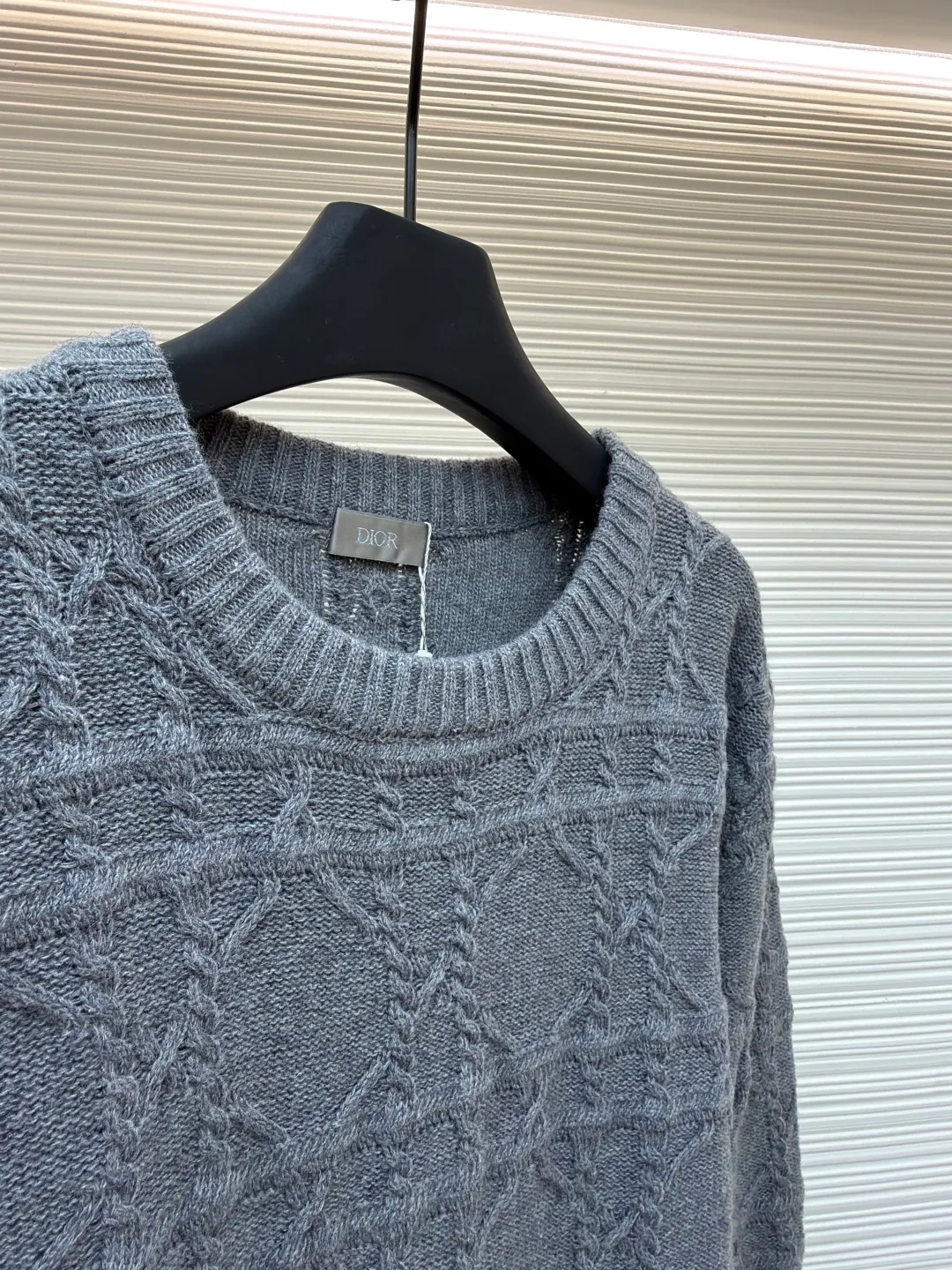 DIOR cashmere fabric cannage pattern sweater ●Original version: 22000 purchased and developed ●Item number: 1681447-B40 ●Fabric: wool blended fabric ●Technology: knitted ●Color: gray ●Version: fitted version ●Weight: about 610 grams ●Size: S-M-L-XL ●Description: This sweater is made of high-quality wool blended fabric and uses precision jacquard knitting technology to present the brand's iconic texture pattern, which is soft to the touch and has excellent warmth retention. The round neck structure is processed by overlocking technology, and the neckline fits the neck and is not easily deformed. The overall knitting process adopts high-density weaving method, the jacquard texture is three-dimensional and uniform, and the body is smooth without missing stitches. From fabric selection to detailed control of jacquard craftsmanship, every process reflects Dior's ultimate pursuit of craftsmanship precision and luxurious style. It not only retains the classic warmth of knitted sweaters, but also demonstrates the brand's high recognition through unique jacquard design. It is a fusion of knitting craftsmanship and high-end fashion design. The overall wiring is straight and delicate, the fabric is comfortable and soft, and the color is consistent without color difference. It can be matched with the same style to create a fashionable look and control various occasions. Customized accessories, complete with three standards, same style for men and women!