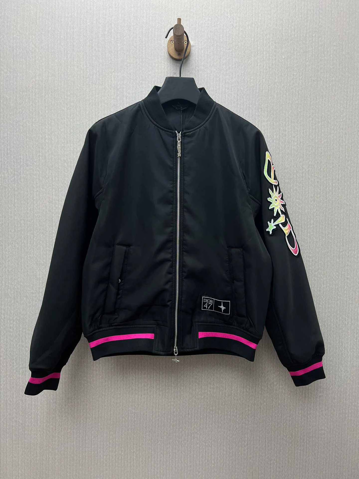 🅿️690 Dior 25ss new DIOR AND LEWIS HAMILTON short jacket is carefully made of black technical fabrics. The sleeves are decorated with joint series logos, reinterpreting the Dior logo in a graphic style. Wear it with pants or jeans for a comfortable and stylish look. Size: S.M.L.