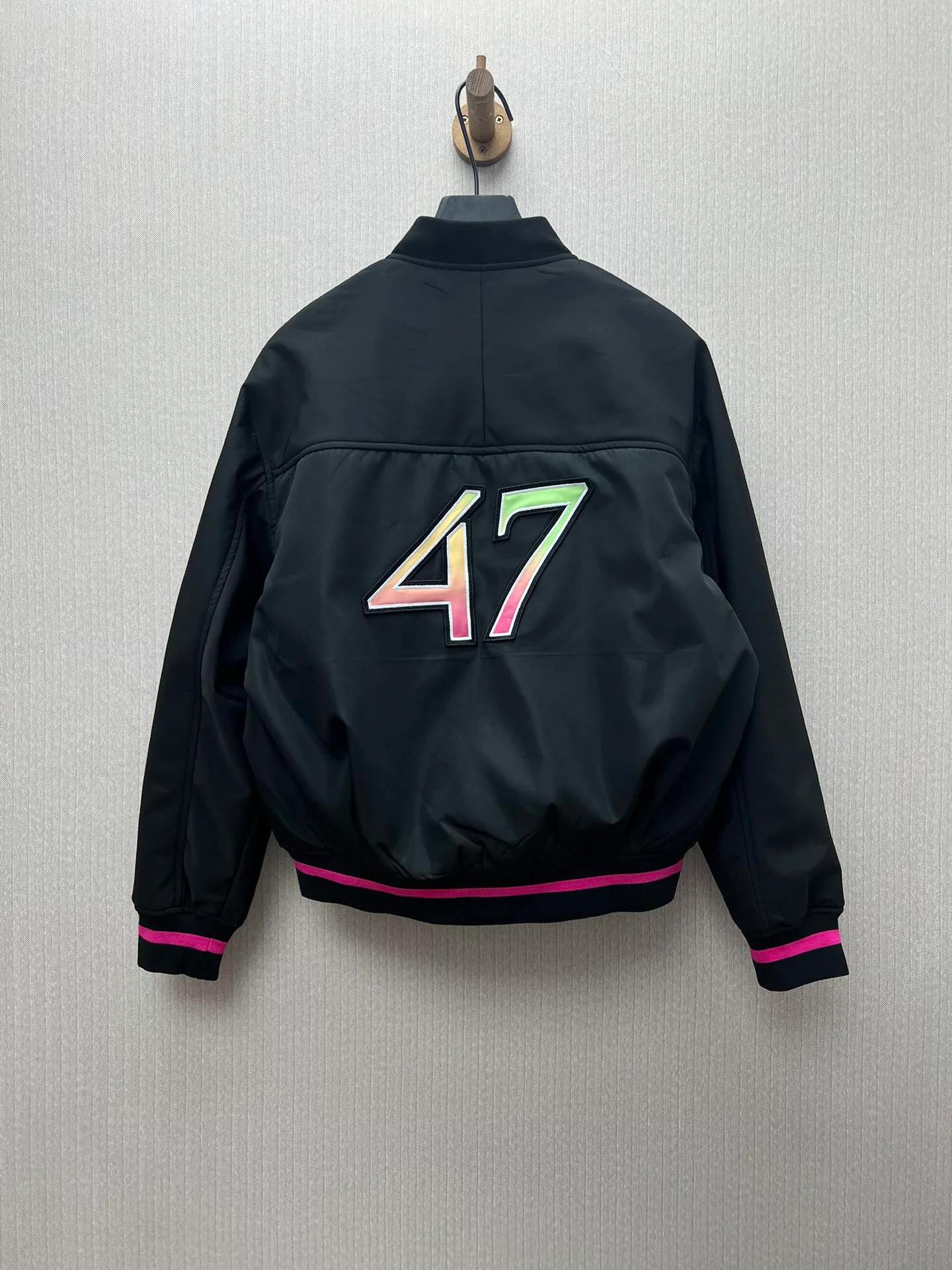 🅿️690 Dior 25ss new DIOR AND LEWIS HAMILTON short jacket is carefully made of black technical fabrics. The sleeves are decorated with joint series logos, reinterpreting the Dior logo in a graphic style. Wear it with pants or jeans for a comfortable and stylish look. Size: S.M.L.