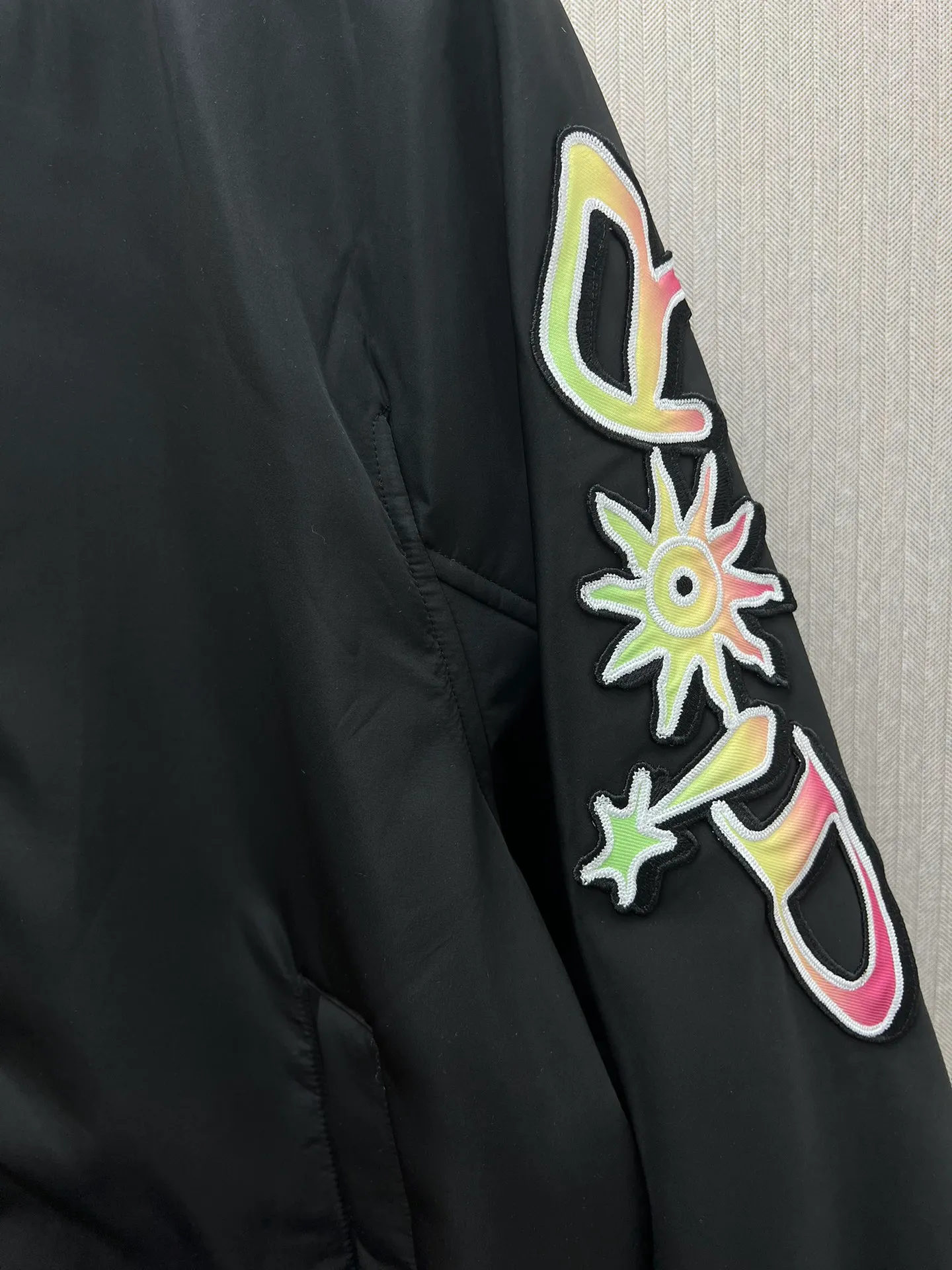 🅿️690 Dior 25ss new DIOR AND LEWIS HAMILTON short jacket is carefully made of black technical fabrics. The sleeves are decorated with joint series logos, reinterpreting the Dior logo in a graphic style. Wear it with pants or jeans for a comfortable and stylish look. Size: S.M.L.