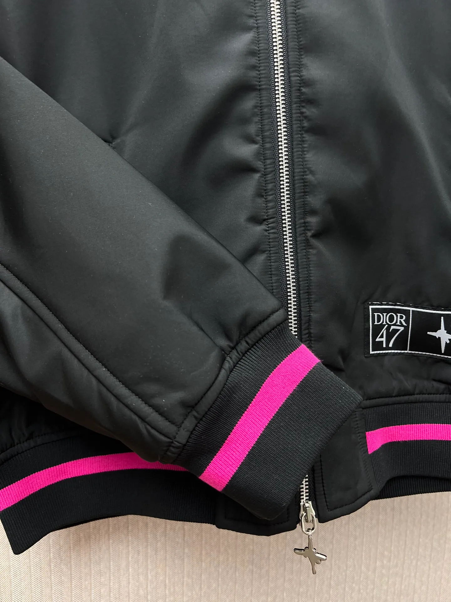 🅿️690 Dior 25ss new DIOR AND LEWIS HAMILTON short jacket is carefully made of black technical fabrics. The sleeves are decorated with joint series logos, reinterpreting the Dior logo in a graphic style. Wear it with pants or jeans for a comfortable and stylish look. Size: S.M.L.