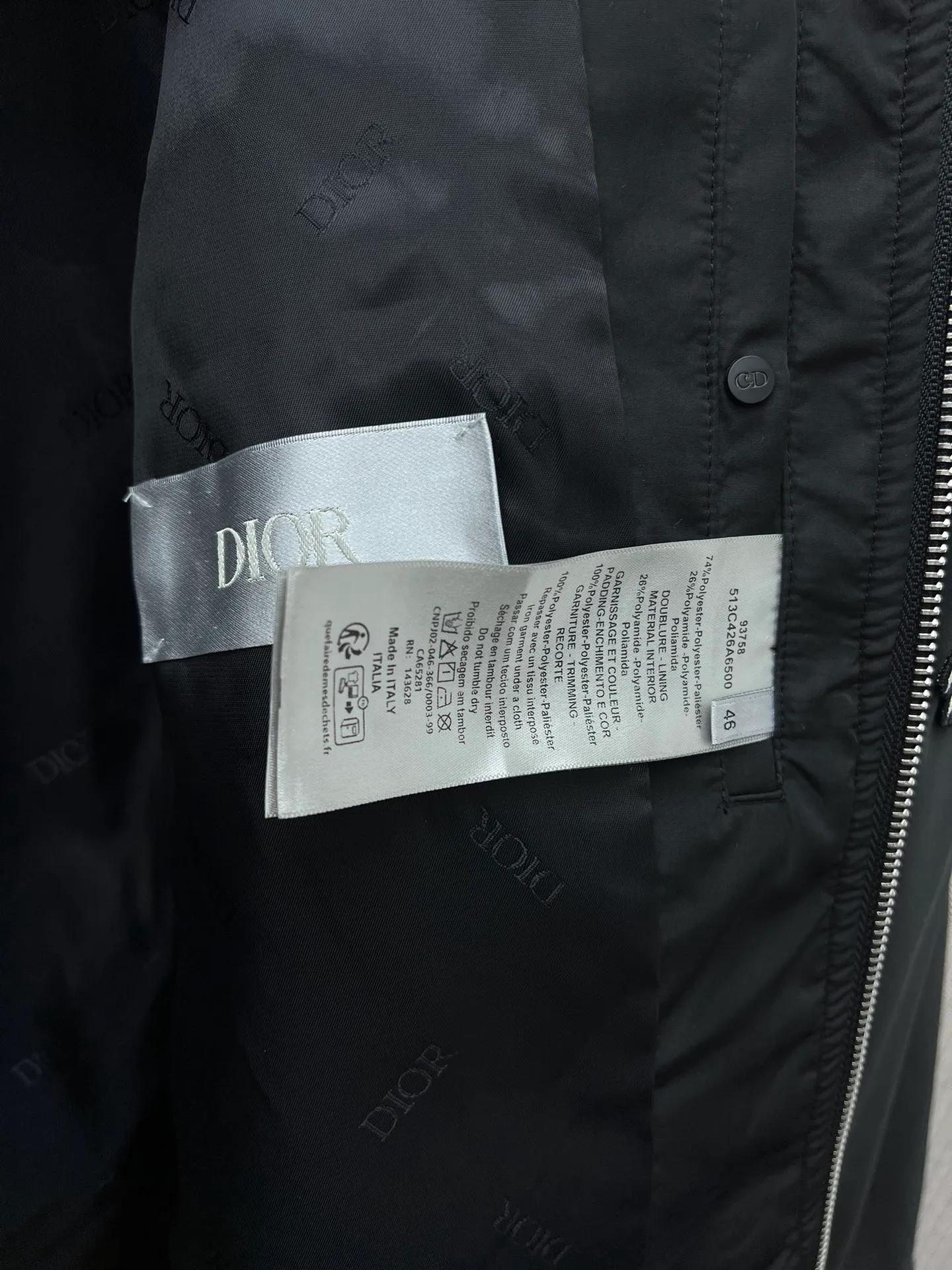 🅿️690 Dior 25ss new DIOR AND LEWIS HAMILTON short jacket is carefully made of black technical fabrics. The sleeves are decorated with joint series logos, reinterpreting the Dior logo in a graphic style. Wear it with pants or jeans for a comfortable and stylish look. Size: S.M.L.