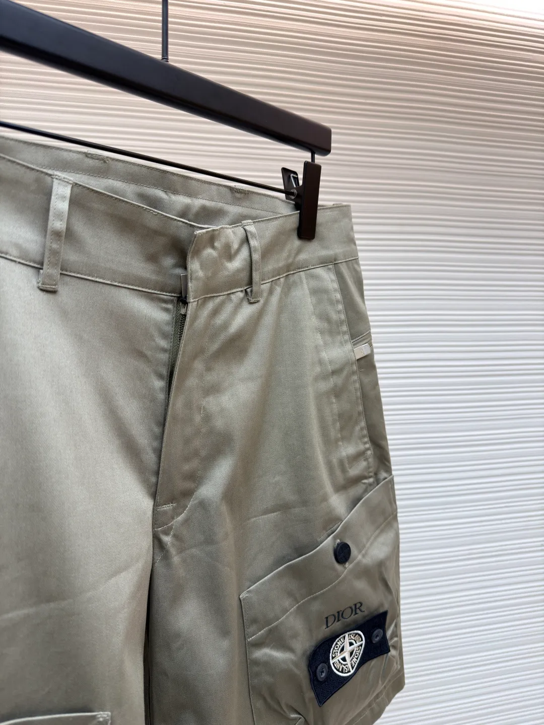 Dior Stone Island co-branded shorts ●Original version: purchased and developed for 21000 ●Item number: 1681492-B70 ●Fabric: cotton high-density twill satin fabric ●Technology: made by rubber coating ●Color: light khaki ●Version: fitted version ●Weight: about 390 grams ●Size: 44-46-48-50 ●Description: The fabric is made of [60s cotton high-density twill satin fabric], [5A grade long-staple cotton yarn], [warp and weft density 200*120], purchased Y version and printed AB color to confirm the dye formula, [custom-dyed bulk fabric color], using [2C thickness TPU hot melt adhesive film], round shaft [glue coating process], high count [ Satin fabric] plus [adhesive film to keep the fabric] 3D three-dimensional, [cool coating] can absorb moisture and perspire, [mold customization with logo rotating puller], [5# platinum corn teeth closed tail zipper], [mould customization silicone cylindrical buckle], the bag is made of [domestic high-speed machine embroidered small logo letters + grid flat embroidered seal]. The overall wiring is straight and delicate, the fabric is comfortable and soft, and the color is consistent without color difference. It can be matched with the same style to create a fashionable look and control various occasions. Customized accessories, complete with three standards, same style for men and women!