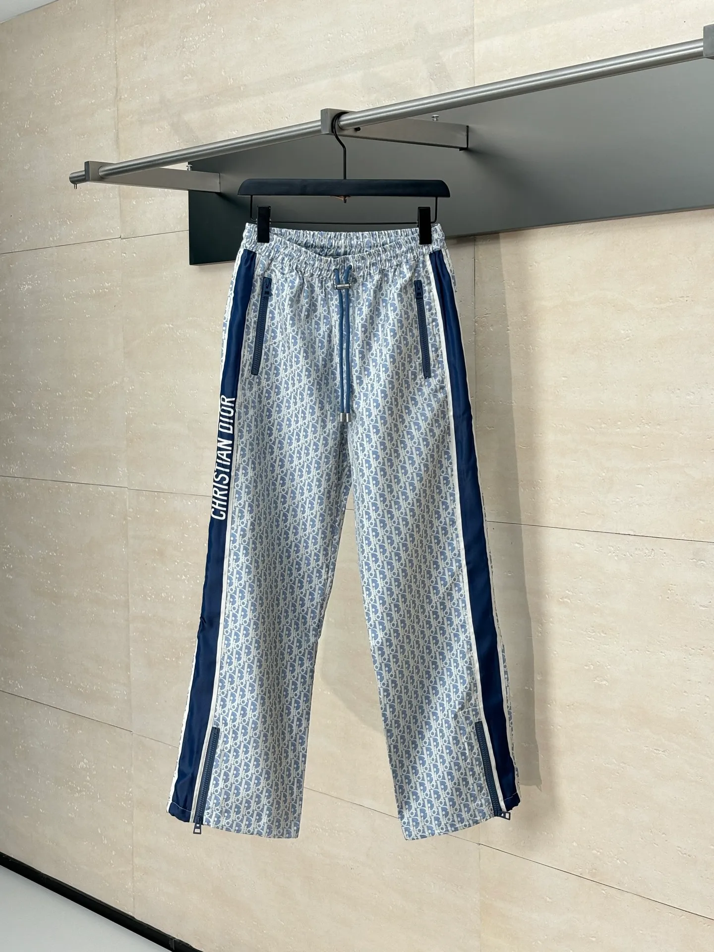 🅿️576 Dio*/Dior 25 new printed drawstring webbing sports trousers. Made of customized imported materials, the texture is smooth and comfortable. The drawstring straight design is printed with presbyopia monograms all over the body. The old money is full of relaxation and has a loose and drapey feel. It is tolerant of the figure and makes it slimmer. The side letter webbing shows the brand positioning and design. It can be used for daily commuting, trendy and fashionable. Size: S/M/L