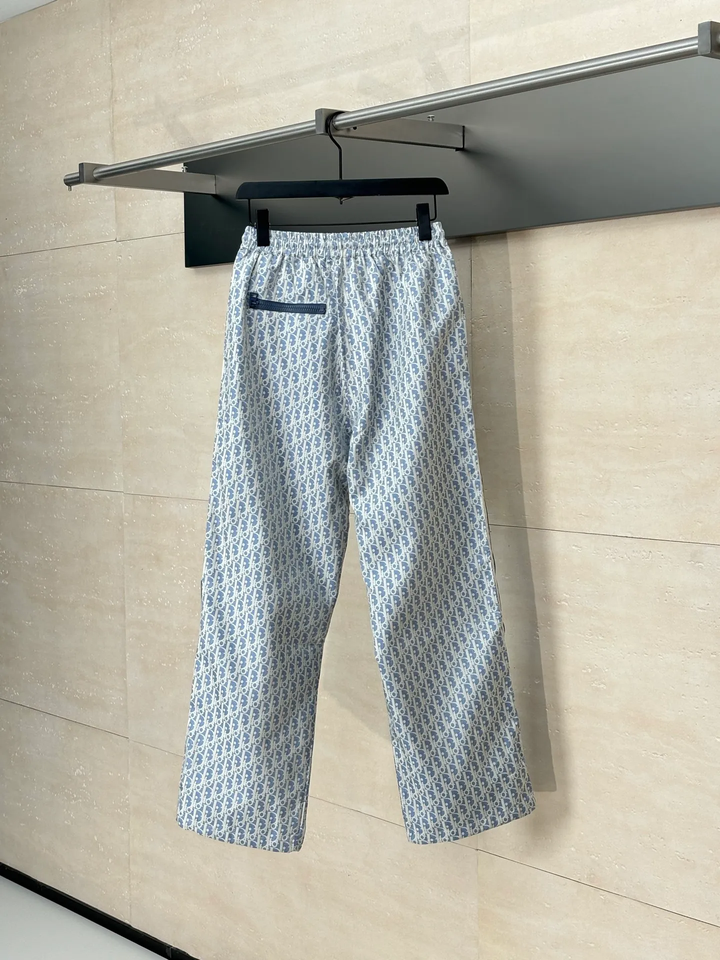 🅿️576 Dio*/Dior 25 new printed drawstring webbing sports trousers. Made of customized imported materials, the texture is smooth and comfortable. The drawstring straight design is printed with presbyopia monograms all over the body. The old money is full of relaxation and has a loose and drapey feel. It is tolerant of the figure and makes it slimmer. The side letter webbing shows the brand positioning and design. It can be used for daily commuting, trendy and fashionable. Size: S/M/L