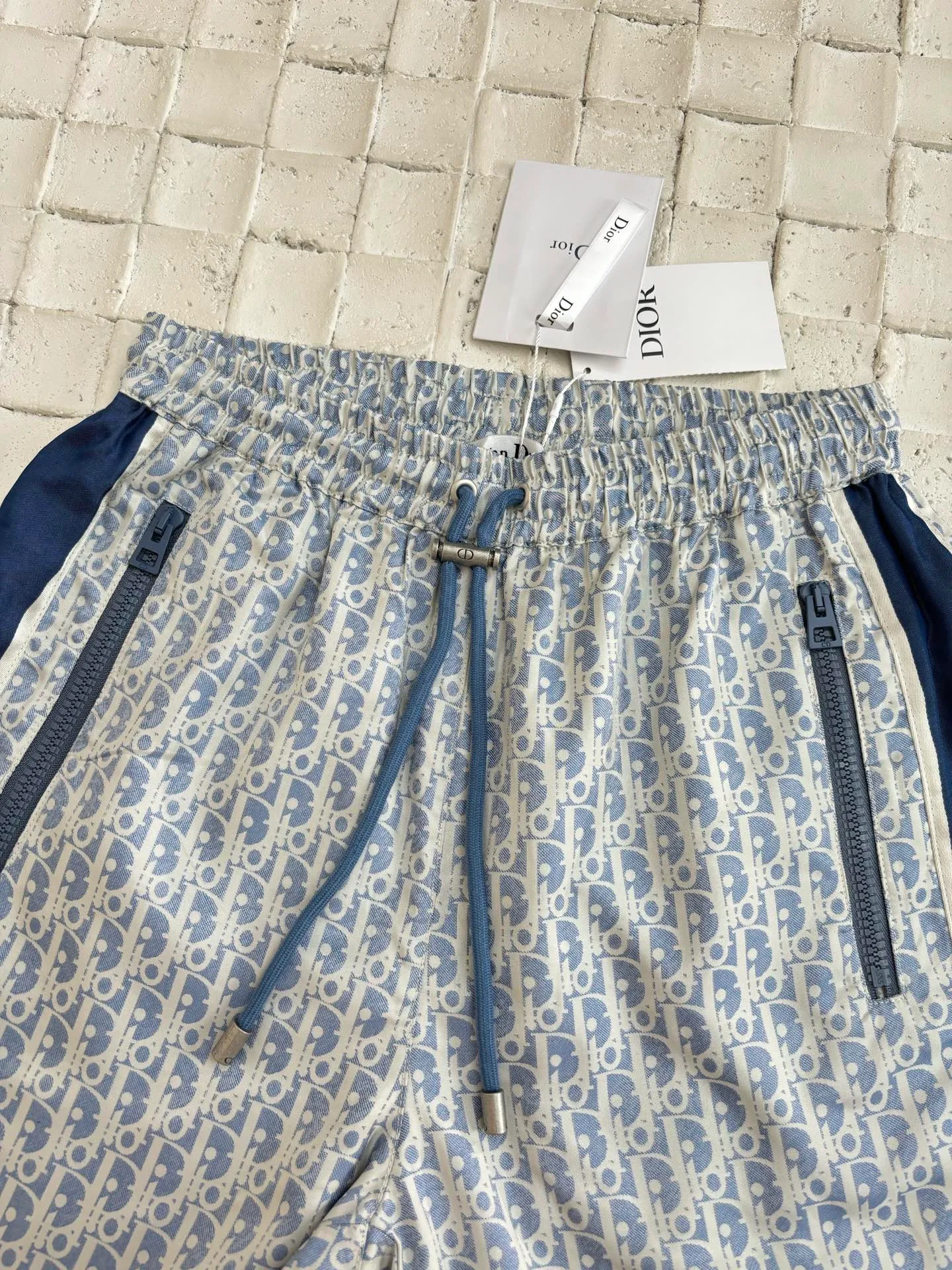 🅿️576 Dio*/Dior 25 new printed drawstring webbing sports trousers. Made of customized imported materials, the texture is smooth and comfortable. The drawstring straight design is printed with presbyopia monograms all over the body. The old money is full of relaxation and has a loose and drapey feel. It is tolerant of the figure and makes it slimmer. The side letter webbing shows the brand positioning and design. It can be used for daily commuting, trendy and fashionable. Size: S/M/L