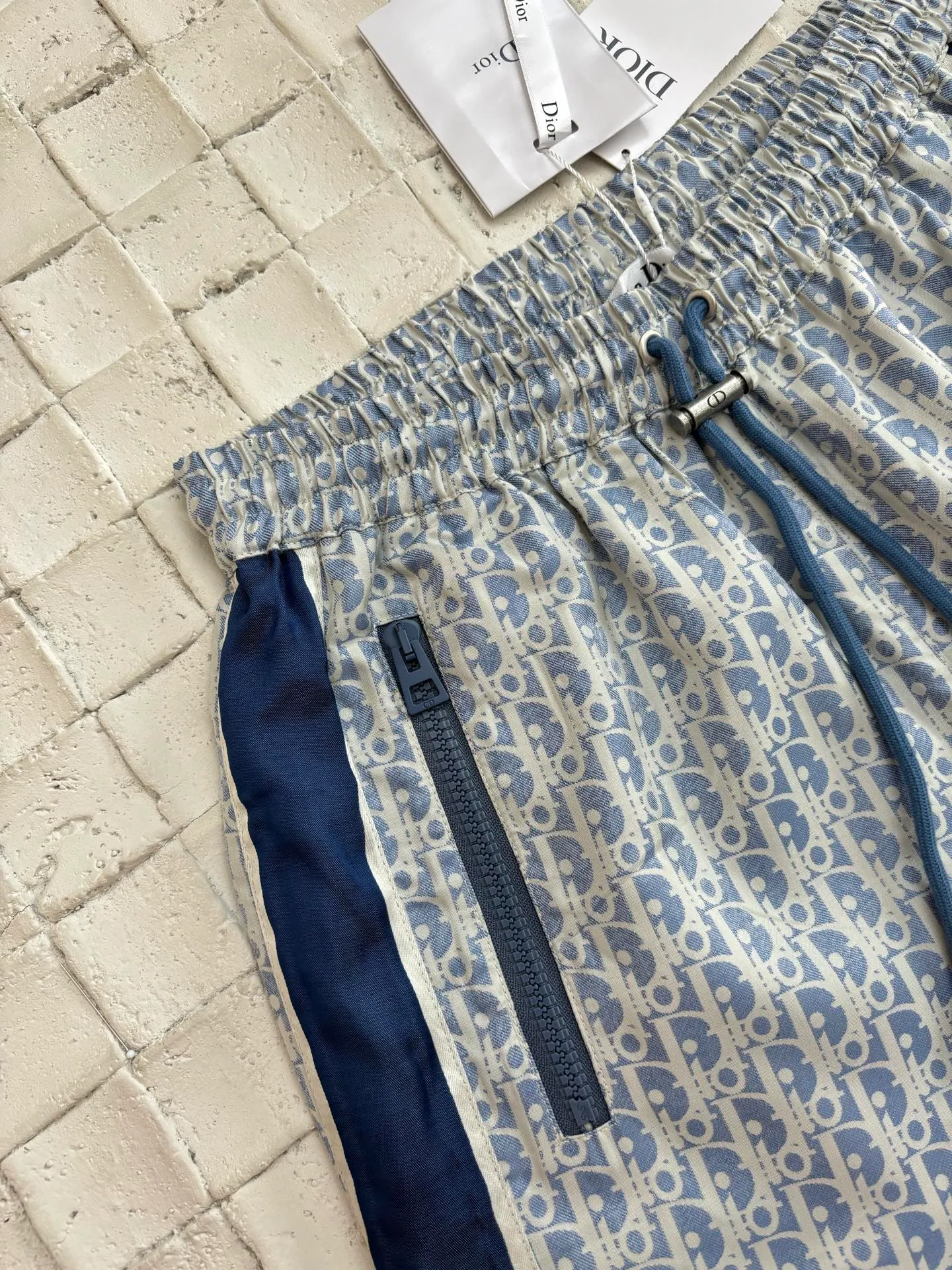 🅿️576 Dio*/Dior 25 new printed drawstring webbing sports trousers. Made of customized imported materials, the texture is smooth and comfortable. The drawstring straight design is printed with presbyopia monograms all over the body. The old money is full of relaxation and has a loose and drapey feel. It is tolerant of the figure and makes it slimmer. The side letter webbing shows the brand positioning and design. It can be used for daily commuting, trendy and fashionable. Size: S/M/L
