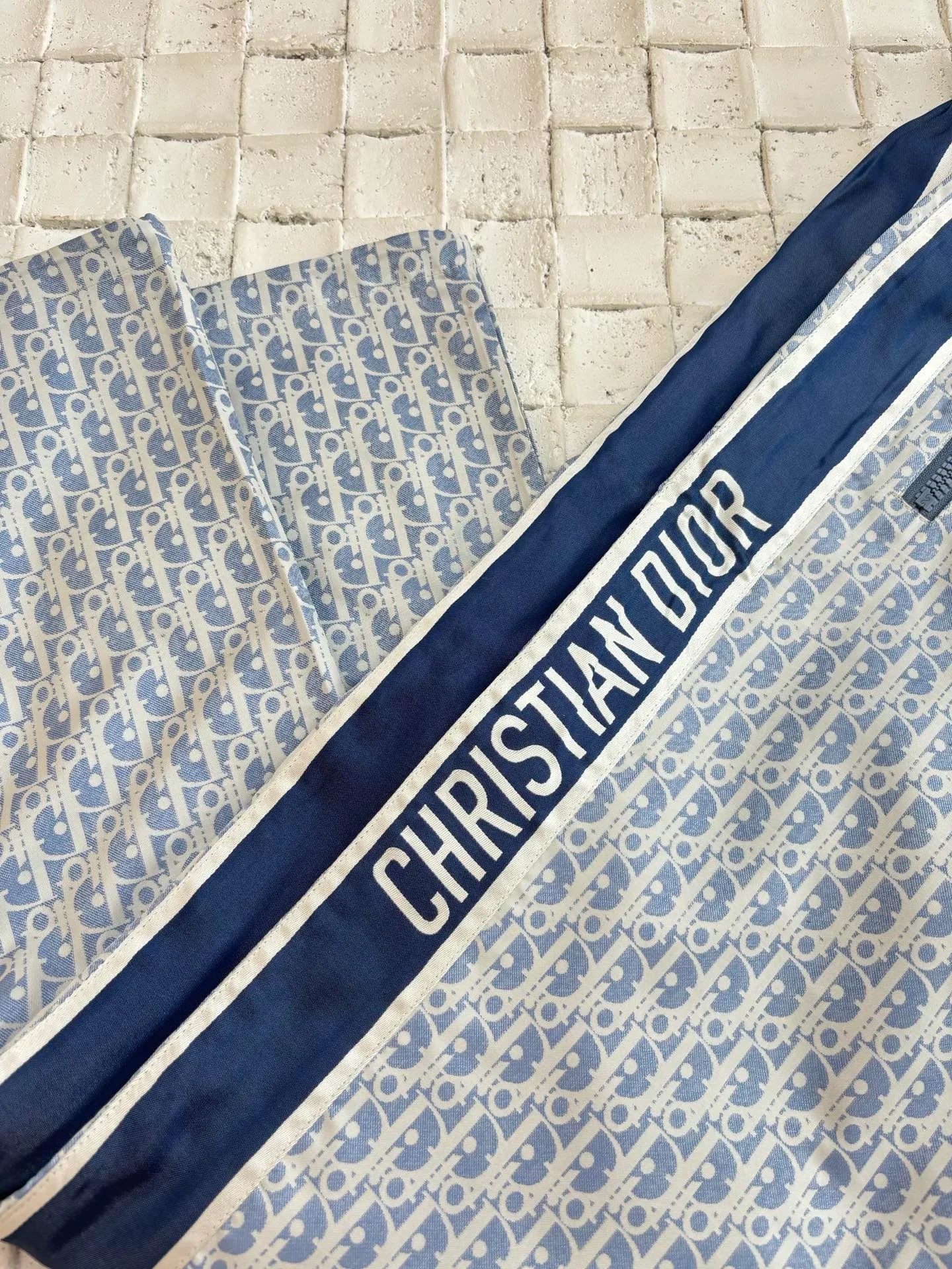 🅿️576 Dio*/Dior 25 new printed drawstring webbing sports trousers. Made of customized imported materials, the texture is smooth and comfortable. The drawstring straight design is printed with presbyopia monograms all over the body. The old money is full of relaxation and has a loose and drapey feel. It is tolerant of the figure and makes it slimmer. The side letter webbing shows the brand positioning and design. It can be used for daily commuting, trendy and fashionable. Size: S/M/L