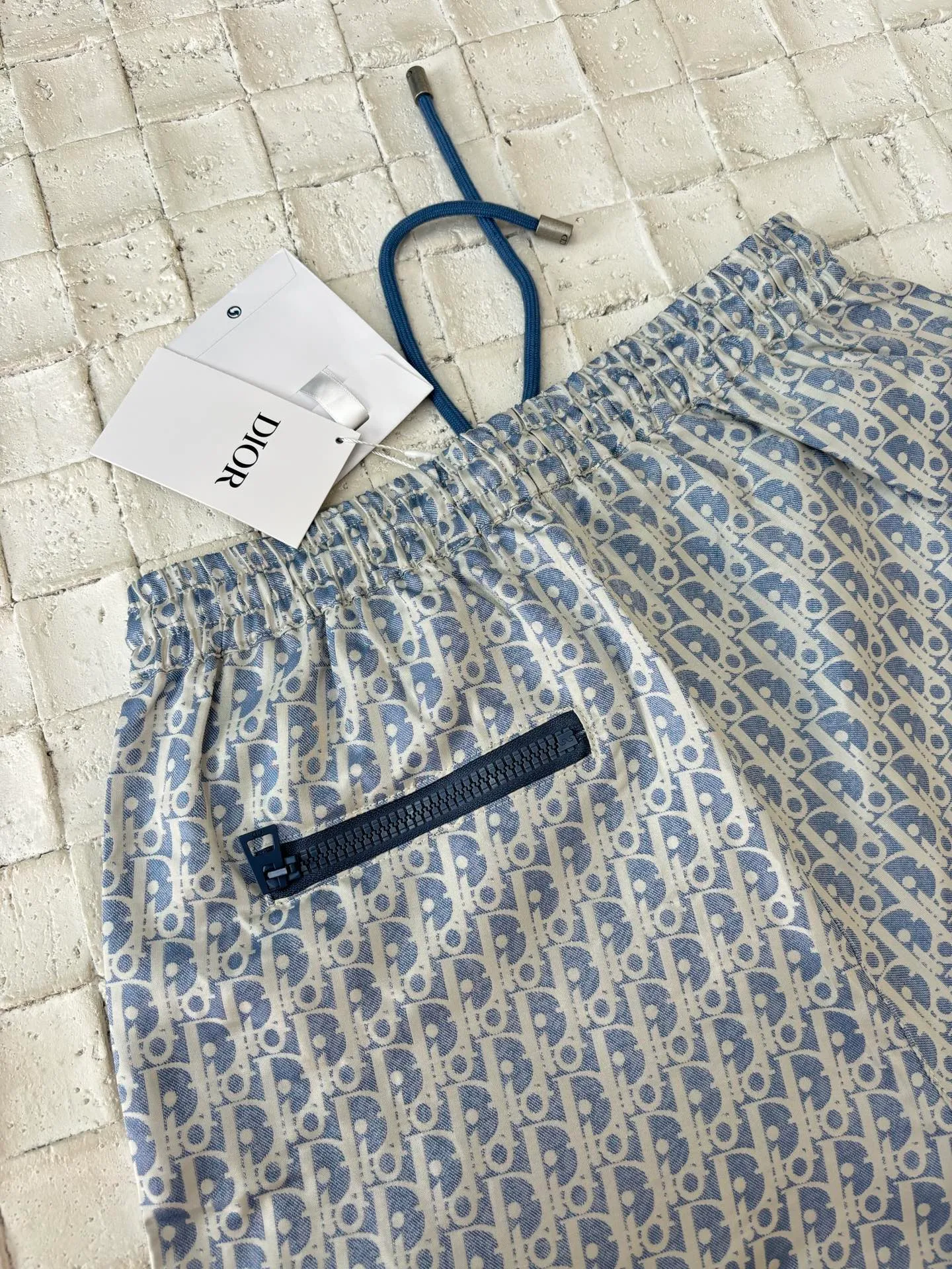🅿️576 Dio*/Dior 25 new printed drawstring webbing sports trousers. Made of customized imported materials, the texture is smooth and comfortable. The drawstring straight design is printed with presbyopia monograms all over the body. The old money is full of relaxation and has a loose and drapey feel. It is tolerant of the figure and makes it slimmer. The side letter webbing shows the brand positioning and design. It can be used for daily commuting, trendy and fashionable. Size: S/M/L