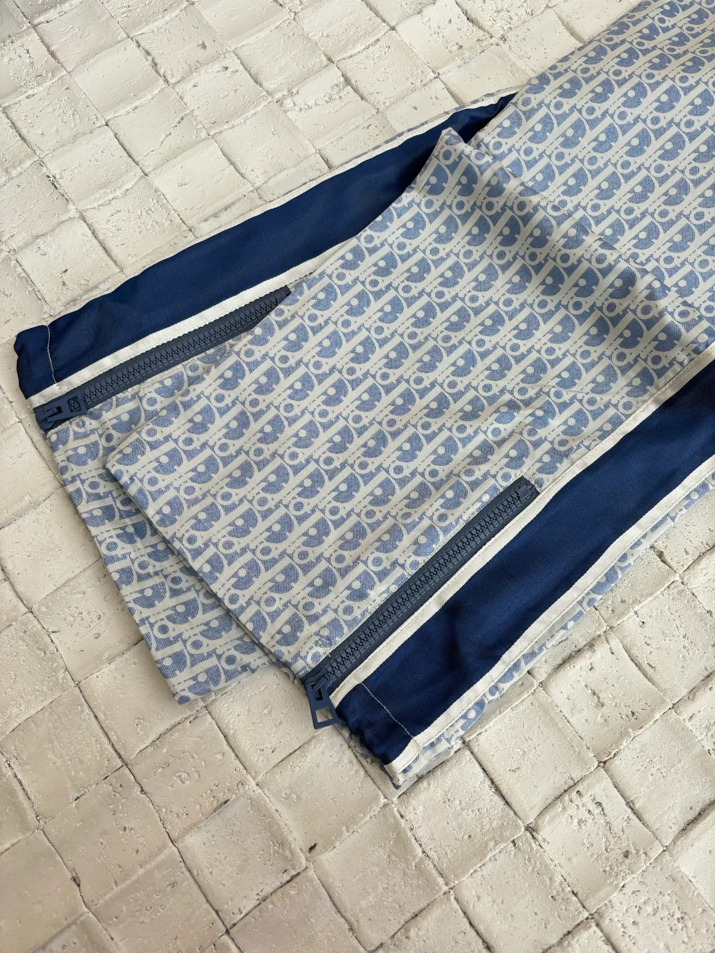 🅿️576 Dio*/Dior 25 new printed drawstring webbing sports trousers. Made of customized imported materials, the texture is smooth and comfortable. The drawstring straight design is printed with presbyopia monograms all over the body. The old money is full of relaxation and has a loose and drapey feel. It is tolerant of the figure and makes it slimmer. The side letter webbing shows the brand positioning and design. It can be used for daily commuting, trendy and fashionable. Size: S/M/L