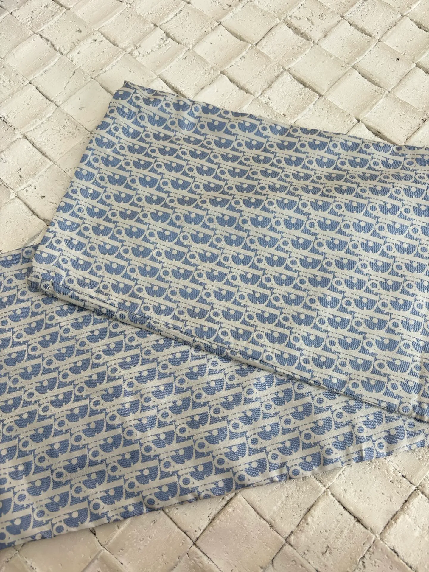 🅿️576 Dio*/Dior 25 new printed drawstring webbing sports trousers. Made of customized imported materials, the texture is smooth and comfortable. The drawstring straight design is printed with presbyopia monograms all over the body. The old money is full of relaxation and has a loose and drapey feel. It is tolerant of the figure and makes it slimmer. The side letter webbing shows the brand positioning and design. It can be used for daily commuting, trendy and fashionable. Size: S/M/L