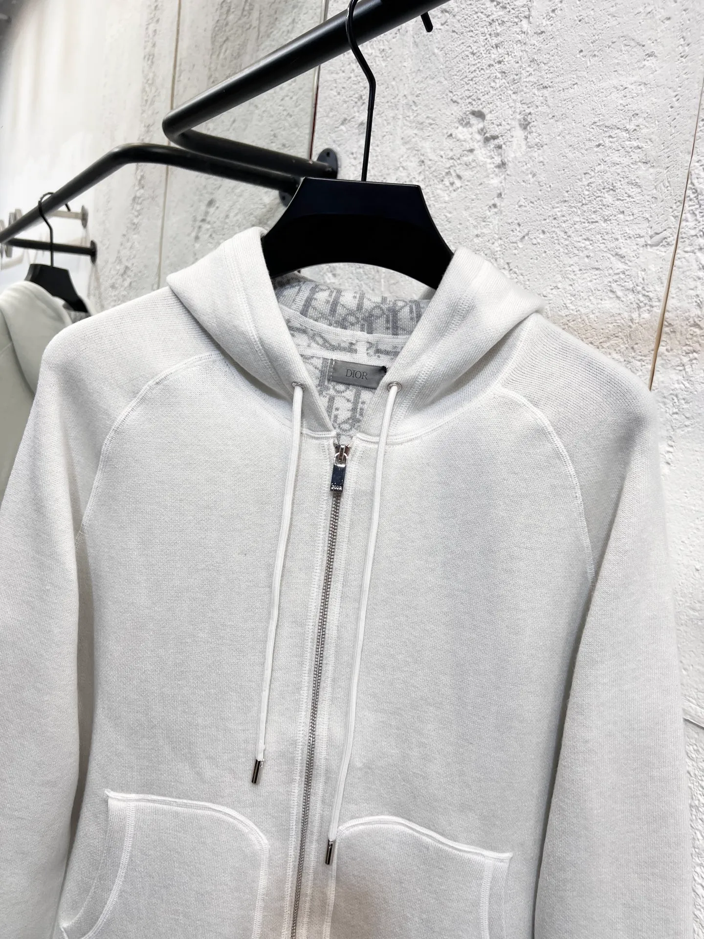 🅿️570 Style number: T67 Dio* presbyopic logo double-sided wool zipper cardigan. It feels great. The king of autumn and winter atmosphere. Same style for men and women‼ ️ As a former foundry, this is the area we are best at. The quality directly hits the market with version 1k and above‼ ️Things that are properly on the counter, come to those who know the stuff❗️ YB imported yarn 9% cashmere, 91% cotton, completely matched to the standard, double-sided craftsmanship takes a long time, neat and neat routing visible to the naked eye ~ It looks great when worn on the front and back, and there is no fault at all. Buying one piece is equivalent to owning two pieces. As a classic style, it will never go out of style. The entire fabric uses jacquard technology on the inside and can be worn on both sides. Double-sided jacquard fabric of imported wool yarn with reverse letter jacquard texture. One side is solid color. The upper body has a low-key connotation. The other side is decorated with Dio's classic presbyopic all-over print. It is full of luxury. Two weaves in one. It is extremely difficult. Domestic machines cannot make it at all. SIZE #1 2 3
