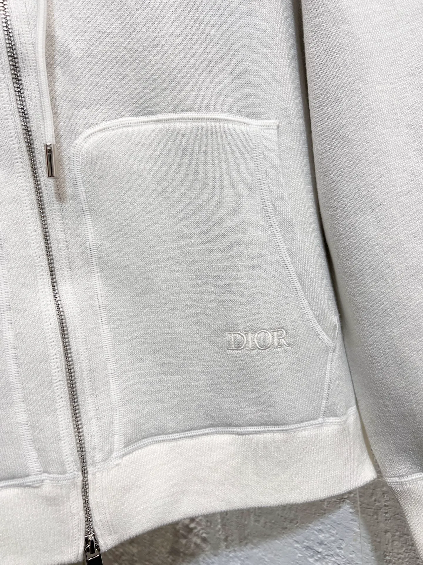 🅿️570 Style number: T67 Dio* presbyopic logo double-sided wool zipper cardigan. It feels great. The king of autumn and winter atmosphere. Same style for men and women‼ ️ As a former foundry, this is the area we are best at. The quality directly hits the market with version 1k and above‼ ️Things that are properly on the counter, come to those who know the stuff❗️ YB imported yarn 9% cashmere, 91% cotton, completely matched to the standard, double-sided craftsmanship takes a long time, neat and neat routing visible to the naked eye ~ It looks great when worn on the front and back, and there is no fault at all. Buying one piece is equivalent to owning two pieces. As a classic style, it will never go out of style. The entire fabric uses jacquard technology on the inside and can be worn on both sides. Double-sided jacquard fabric of imported wool yarn with reverse letter jacquard texture. One side is solid color. The upper body has a low-key connotation. The other side is decorated with Dio's classic presbyopic all-over print. It is full of luxury. Two weaves in one. It is extremely difficult. Domestic machines cannot make it at all. SIZE #1 2 3
