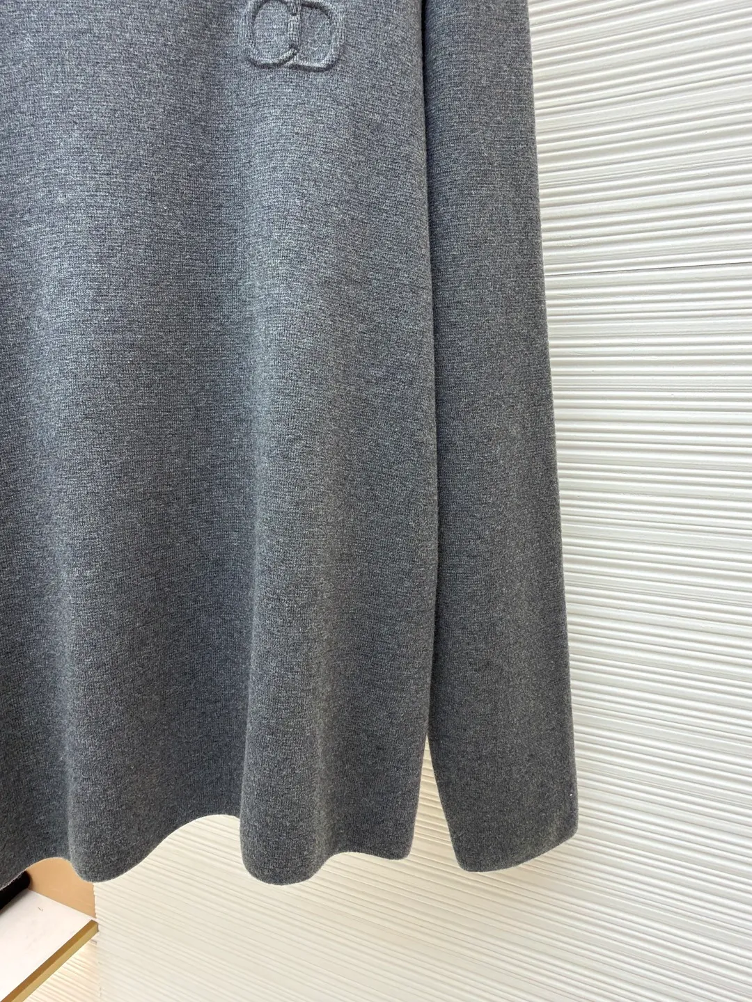 Dior CD letter crew neck sweater ●Original version: purchased and developed for 11500 ●Item number: 1680972-A85 ●Fabric: wool blended fabric ●Technology: knitting ●Version: fitted version ●Weight: about 565 grams ●Size: XS-S-M-L ●Description: The wool material is made of 48 counts of ultra-fine 50% wool and 50% cotton blended yarn. It uses an imported 14-gauge wool loom to double-sided three-dimensional weaving. A single piece takes 270 minutes per piece. The letters on the chest are molded and made with silicone three-dimensional relief embossing technology. Three-label washing is made to order. The overall wiring is straight and delicate, the fabric is comfortable and soft, and the color is consistent without color difference. It can be matched with the same style to create a fashionable look and control various occasions. Customized accessories, complete with three standards, same style for men and women!