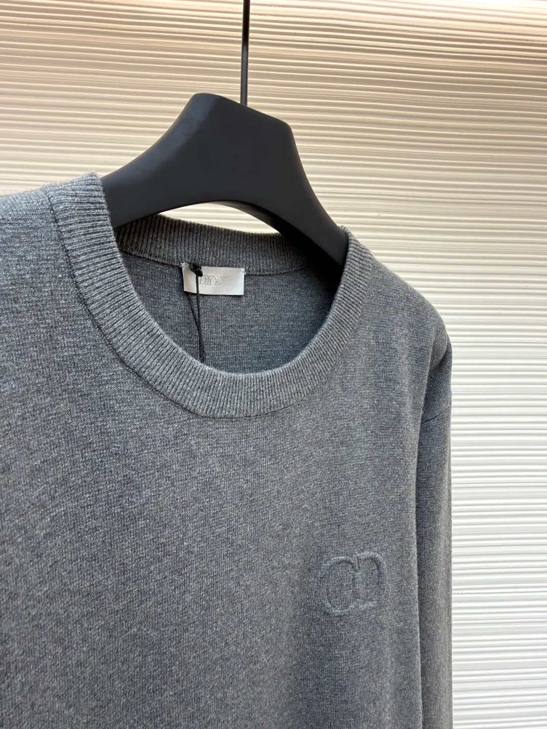 Dior CD letter crew neck sweater ●Original version: purchased and developed for 11500 ●Item number: 1680972-A85 ●Fabric: wool blended fabric ●Technology: knitting ●Version: fitted version ●Weight: about 565 grams ●Size: XS-S-M-L ●Description: The wool material is made of 48 counts of ultra-fine 50% wool and 50% cotton blended yarn. It uses an imported 14-gauge wool loom to double-sided three-dimensional weaving. A single piece takes 270 minutes per piece. The letters on the chest are molded and made with silicone three-dimensional relief embossing technology. Three-label washing is made to order. The overall wiring is straight and delicate, the fabric is comfortable and soft, and the color is consistent without color difference. It can be matched with the same style to create a fashionable look and control various occasions. Customized accessories, complete with three standards, same style for men and women!