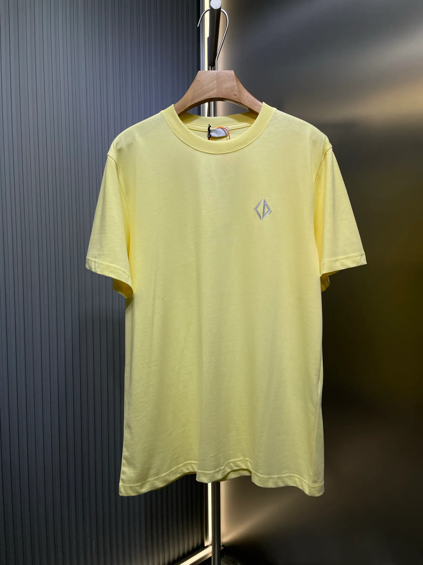 🅿️250 dior🌟【Top replica】2025ss reflective diamond logo round neck short sleeves. This T-shirt is a new product for the spring and summer of 2025. It is an upgraded version of the classic wardrobe essentials. Made of cotton jersey with cd diamond reflective logo on the chest and lah on the back. The loose, comfortable fit can be easily worn with or. Reflective cd diamond logo on chest reflective dior print on back sizes: s-xl