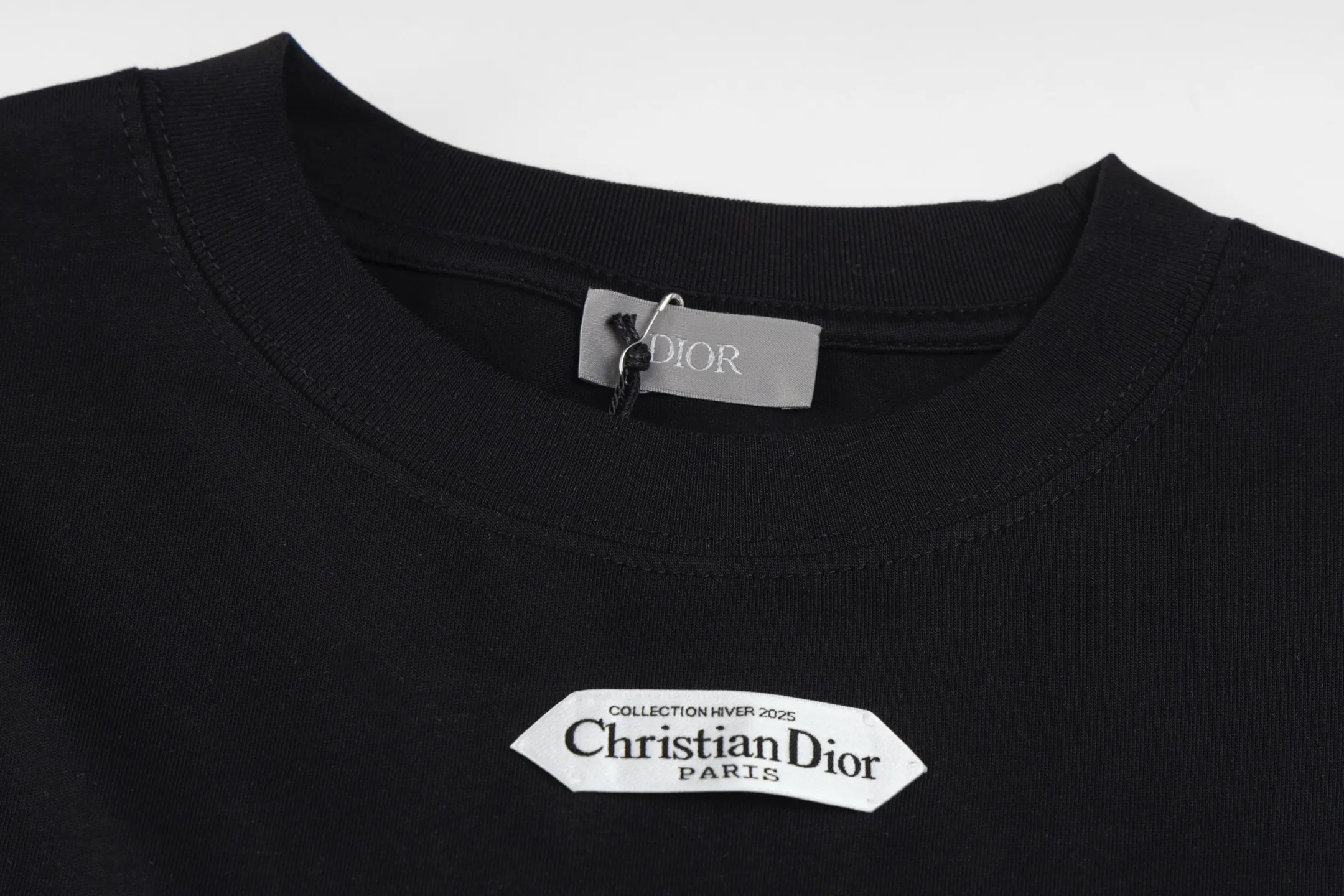 🅿️300 [Exclusive supply] CD 25FW simple label long sleeve (black) The fabric is made of 24S 185g special woven compact cotton fabric, and the rib is made of 32S 300g double yarn rib. This T-shirt is new to the 2025 winter men's collection. It is decorated with a CD Paris logo label inspired by the spirit of haute couture to enhance the style and pay tribute to the extraordinary craftsmanship of the workshop. Crafted from black cotton jersey with a ribbed crew neck and cuffs, it can be worn with track pants for a casual look. It is woven with 24-count special compact cotton yarn. The weaving process requires high standards and requires the use of advanced looms and high-quality raw materials. Specially woven compact cotton has many advantages, such as softness and comfort, good breathability, strong wrinkle resistance, good durability, etc.; it has a tighter, softer and more delicate texture and feel. The brand label on the chest is embellished as the brand's signature detail and is woven using double-sided jacquard technology; black threads are embedded in the white base, or micro-letters are formed through the density of the yarn. The edge of the label is processed by laser cutting, and there are no defects such as yarn leakage and yarn leakage. Size:XS/S/M/L