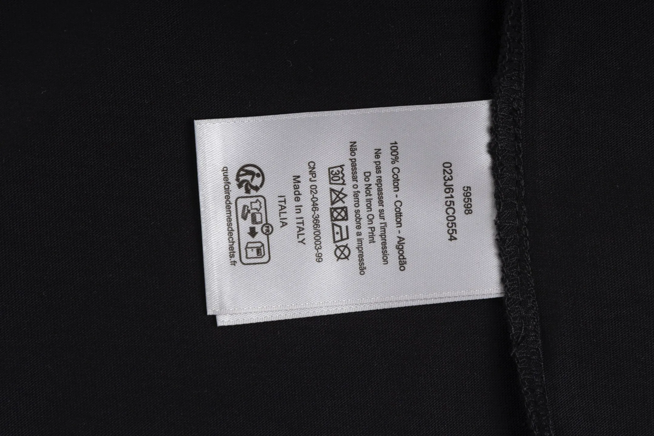 🅿️300 [Exclusive supply] CD 25FW simple label long sleeve (black) The fabric is made of 24S 185g special woven compact cotton fabric, and the rib is made of 32S 300g double yarn rib. This T-shirt is new to the 2025 winter men's collection. It is decorated with a CD Paris logo label inspired by the spirit of haute couture to enhance the style and pay tribute to the extraordinary craftsmanship of the workshop. Crafted from black cotton jersey with a ribbed crew neck and cuffs, it can be worn with track pants for a casual look. It is woven with 24-count special compact cotton yarn. The weaving process requires high standards and requires the use of advanced looms and high-quality raw materials. Specially woven compact cotton has many advantages, such as softness and comfort, good breathability, strong wrinkle resistance, good durability, etc.; it has a tighter, softer and more delicate texture and feel. The brand label on the chest is embellished as the brand's signature detail and is woven using double-sided jacquard technology; black threads are embedded in the white base, or micro-letters are formed through the density of the yarn. The edge of the label is processed by laser cutting, and there are no defects such as yarn leakage and yarn leakage. Size:XS/S/M/L