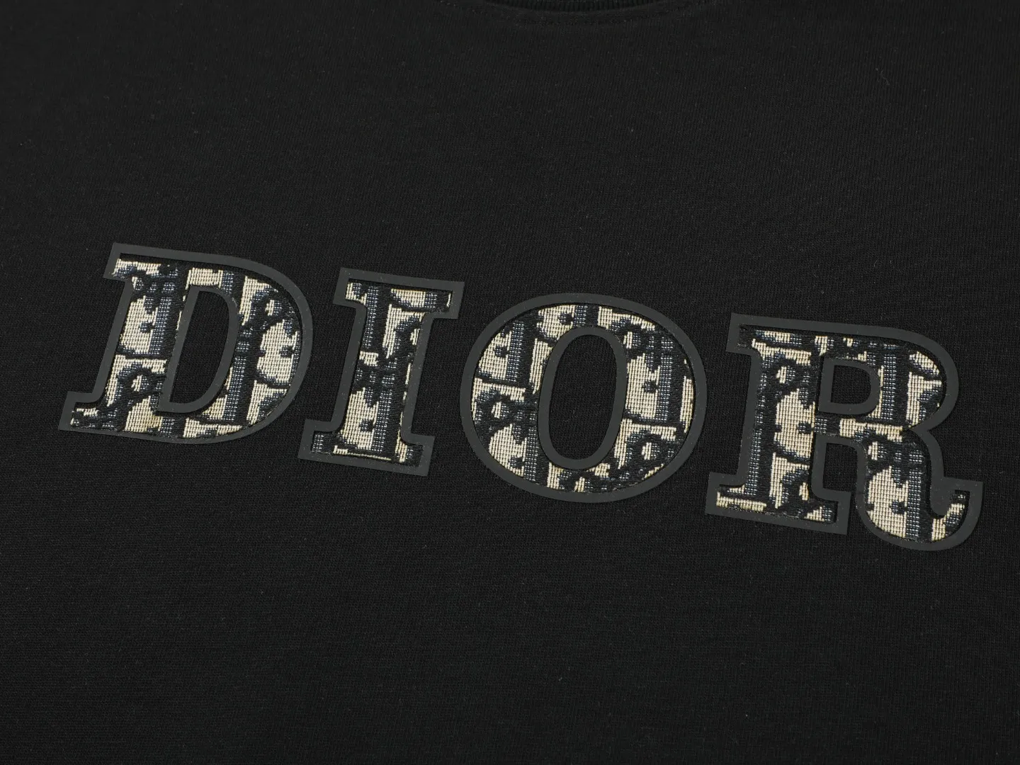 🅿️170 DIOR printed letters‼ ️Short-sleeved T-shirt® *Customized 280g cotton fabric, the fabric is soft, skin-friendly and comfortable *Laminated letter logo on the front *A very simple and elegant one that is unparalleled in terms of upper body comfort, interpreting your luxury and taste, and creating your fashionable charm. ⚠️Washing method: It is recommended to dry clean or wrap the reverse side in a laundry bag and machine wash it quickly in cold water and let it dry naturally! ⚠️ Unisex style 𝐂𝐎𝐋𝐎𝐔𝐑: White Black 𝐒𝐈𝐙𝐄: S-XL