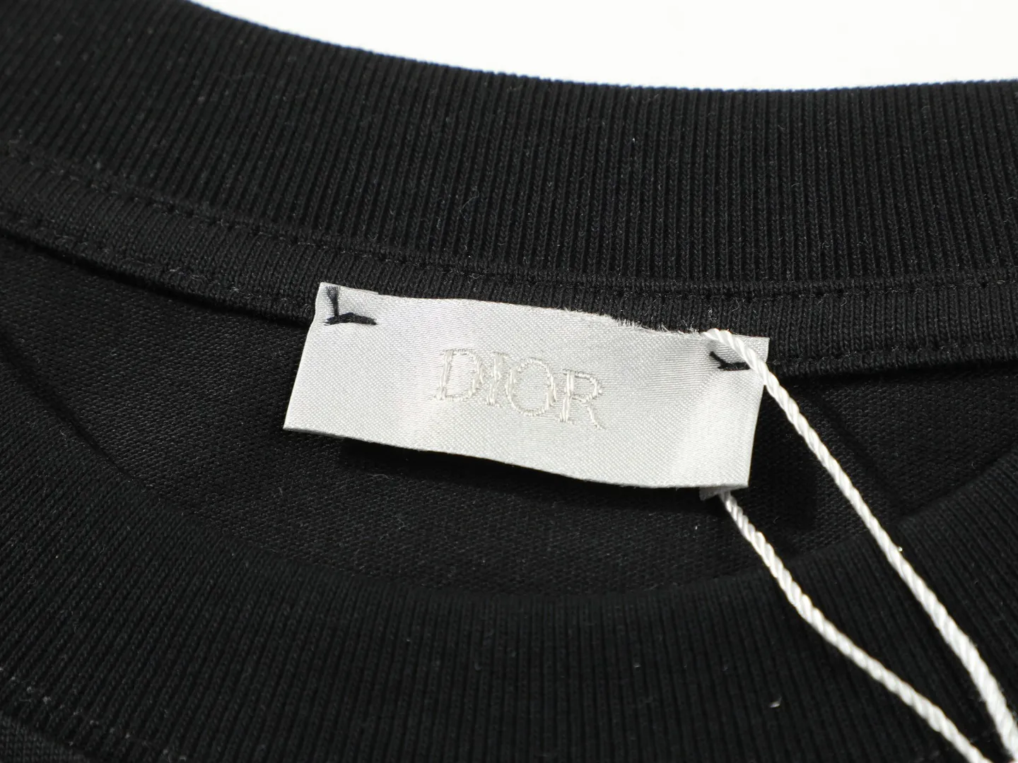 🅿️170 DIOR printed letters‼ ️Short-sleeved T-shirt® *Customized 280g cotton fabric, the fabric is soft, skin-friendly and comfortable *Laminated letter logo on the front *A very simple and elegant one that is unparalleled in terms of upper body comfort, interpreting your luxury and taste, and creating your fashionable charm. ⚠️Washing method: It is recommended to dry clean or wrap the reverse side in a laundry bag and machine wash it quickly in cold water and let it dry naturally! ⚠️ Unisex style 𝐂𝐎𝐋𝐎𝐔𝐑: White Black 𝐒𝐈𝐙𝐄: S-XL