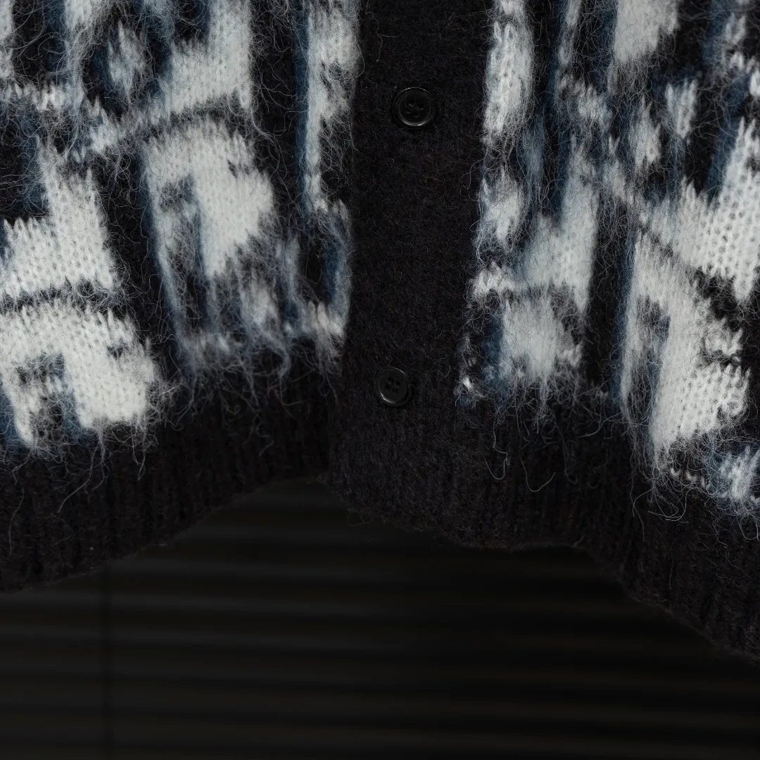 🅿️380 Style: DIOR Dior all-over printed cardigan seahorse knitted long-sleeved sweater Size: S-XXL Fabric: Wool blend Accessories: Full set of customized original accessories No gender distinction, same style for men and women