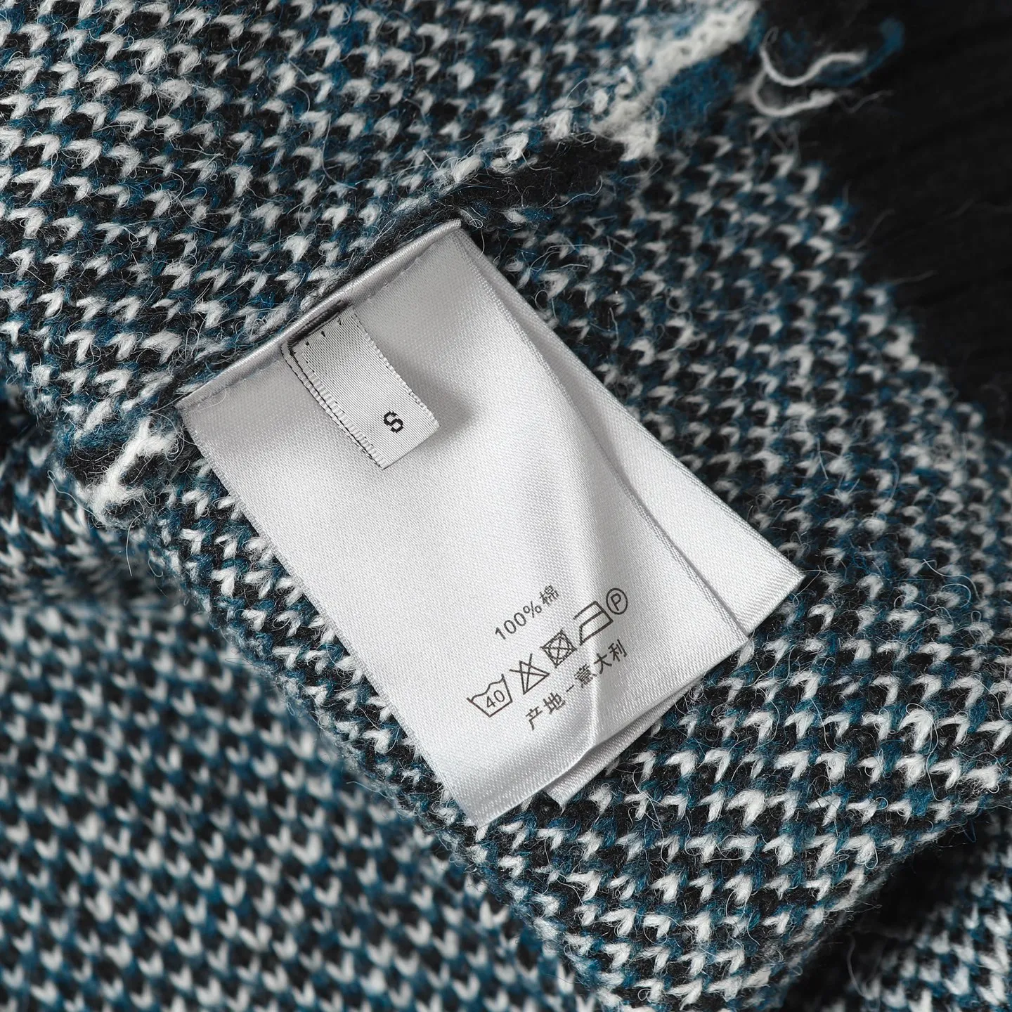 🅿️530 CD/Dior presbyopic mohair cardigan size S M L Purchase ZP for the first time, custom-woven with 70% high proportion of pure mohair, The cardigan is made from responsibly sourced, rich and finely milled mohair, which is woven from imported Stoll. The whole body is perfectly aligned with every stitch, and the full-width twill presbyopia pattern is accentuated with colorful fluorescent tones. The mohair is washed and naturally milled, and the pieces need to be knitted after they are woven. It is necessary to manually remove the dotted threads that hang the hair, draw out the knots and then sew them. After sewing, wash and iron them first, then remove the clamps to capture the hair, wash it again after grasping it, and finally capture the hair again to achieve the same wool feel and effect as ZP. The process is very complicated. Finished with front patch pockets and molded branded horn buttons.