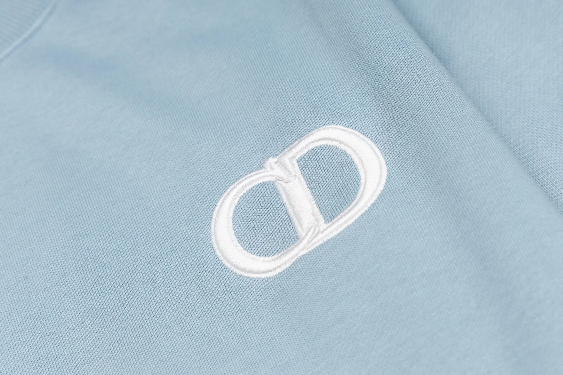 🅿️340 CD logo embroidered crew neck sweatshirt (blue) The fabric is made of high-quality blue cotton fleece fabric, which is soft and comfortable to the touch, bringing a warm wearing experience. The fabric is made of 100% cotton, which has good breathability and skin-friendliness. The sweatshirt adopts a regular fit design and is discreetly decorated with the same-tone CD Icon embroidery logo on the chest, showing exquisite craftsmanship in every detail. The collar, cuffs and hem are all designed with ribbed edges, which not only enhances the crispness of the overall silhouette, but also keeps the clothing durable and without deformation. Exquisite sewing technology ensures that every seam is smooth and firm, reflecting the brand's strict requirements for quality. This sweatshirt not only retains the comfort of sports and leisure, but also shows the texture of high fashion through exquisite detail processing, making it suitable for daily wear in various occasions. Size:S-M-L-XL