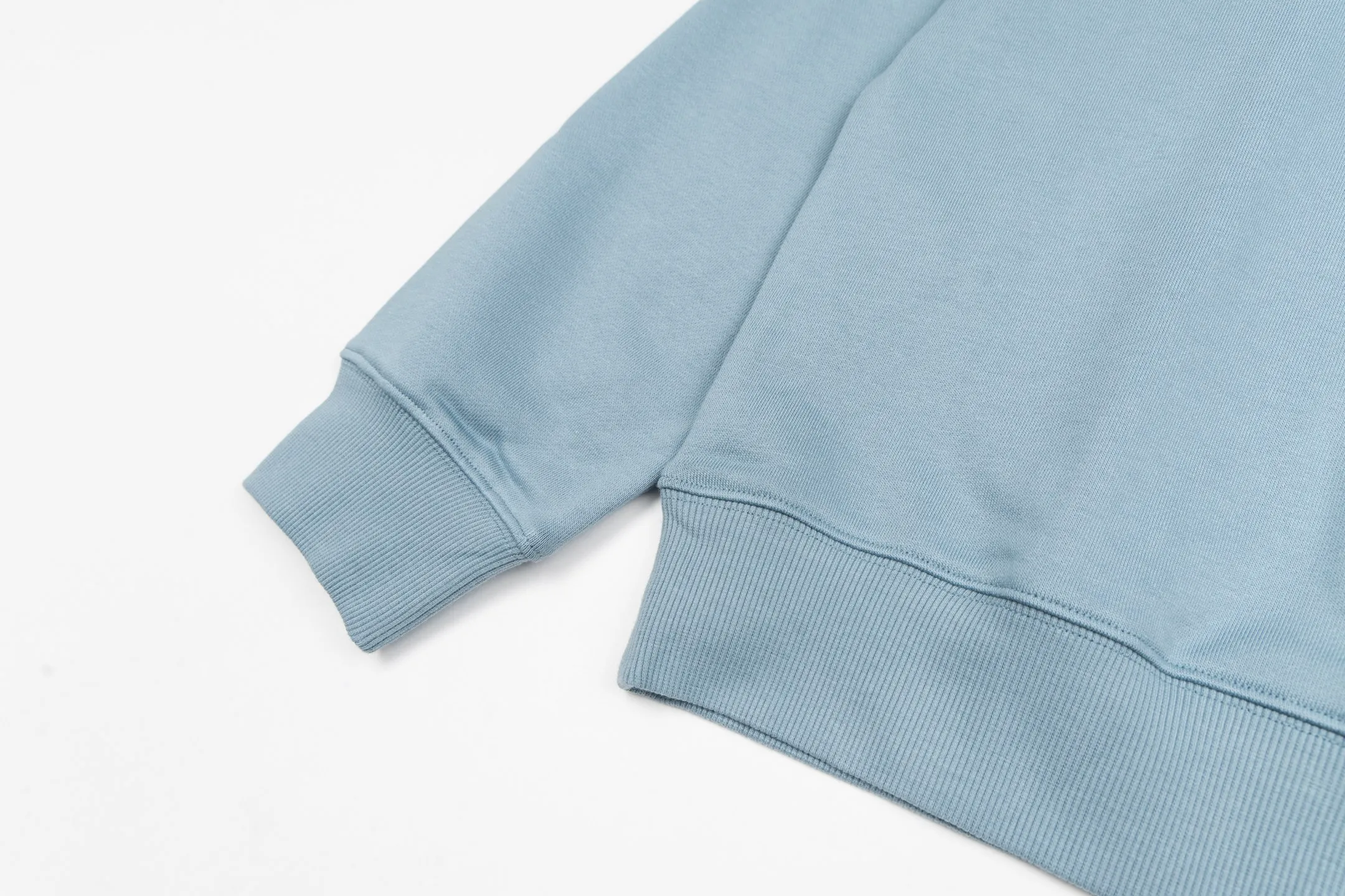 🅿️340 CD logo embroidered crew neck sweatshirt (blue) The fabric is made of high-quality blue cotton fleece fabric, which is soft and comfortable to the touch, bringing a warm wearing experience. The fabric is made of 100% cotton, which has good breathability and skin-friendliness. The sweatshirt adopts a regular fit design and is discreetly decorated with the same-tone CD Icon embroidery logo on the chest, showing exquisite craftsmanship in every detail. The collar, cuffs and hem are all designed with ribbed edges, which not only enhances the crispness of the overall silhouette, but also keeps the clothing durable and without deformation. Exquisite sewing technology ensures that every seam is smooth and firm, reflecting the brand's strict requirements for quality. This sweatshirt not only retains the comfort of sports and leisure, but also shows the texture of high fashion through exquisite detail processing, making it suitable for daily wear in various occasions. Size:S-M-L-XL