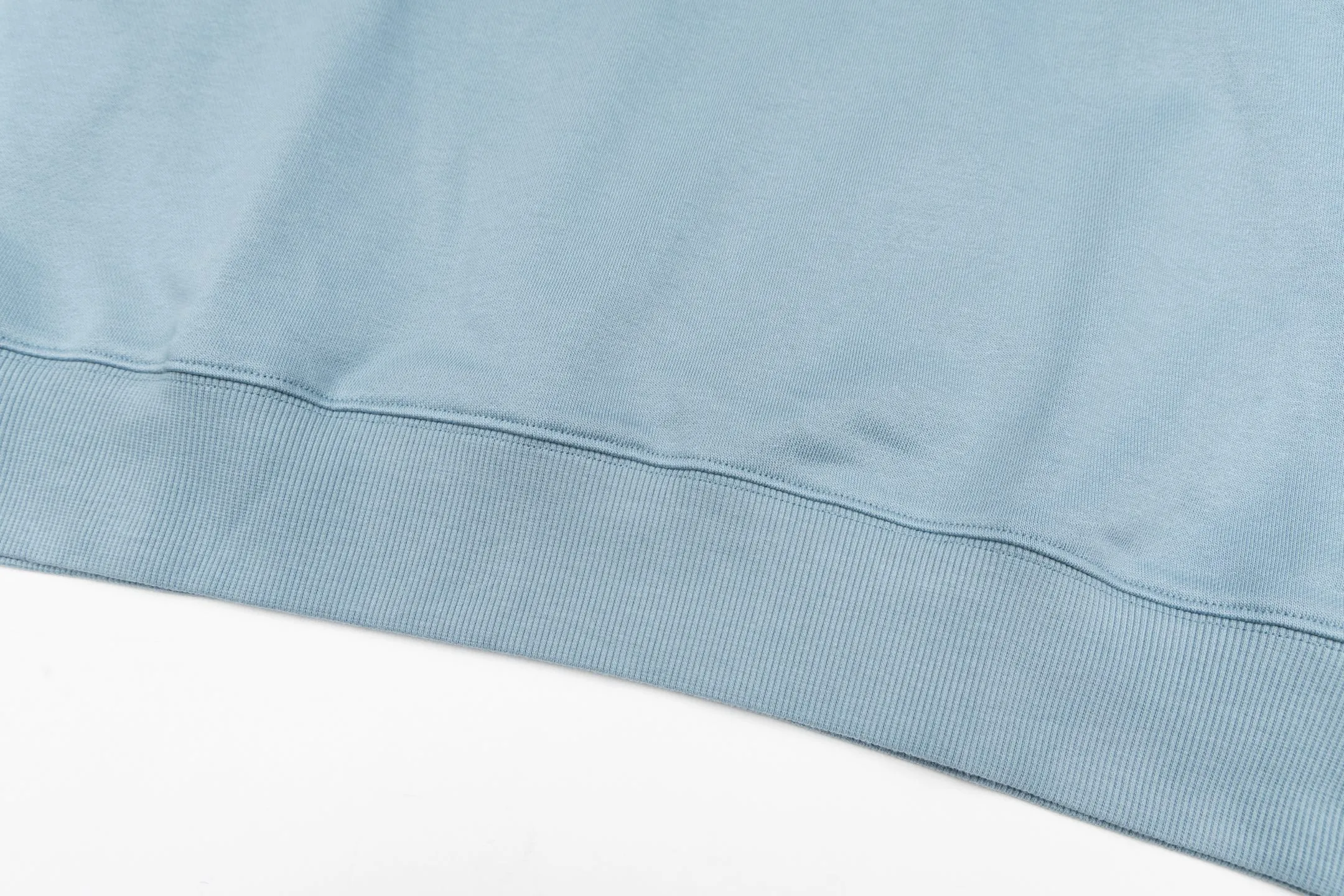 🅿️340 CD logo embroidered crew neck sweatshirt (blue) The fabric is made of high-quality blue cotton fleece fabric, which is soft and comfortable to the touch, bringing a warm wearing experience. The fabric is made of 100% cotton, which has good breathability and skin-friendliness. The sweatshirt adopts a regular fit design and is discreetly decorated with the same-tone CD Icon embroidery logo on the chest, showing exquisite craftsmanship in every detail. The collar, cuffs and hem are all designed with ribbed edges, which not only enhances the crispness of the overall silhouette, but also keeps the clothing durable and without deformation. Exquisite sewing technology ensures that every seam is smooth and firm, reflecting the brand's strict requirements for quality. This sweatshirt not only retains the comfort of sports and leisure, but also shows the texture of high fashion through exquisite detail processing, making it suitable for daily wear in various occasions. Size:S-M-L-XL