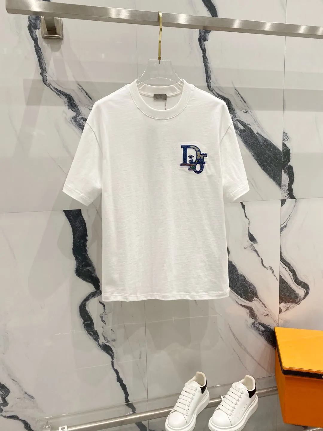 🅿️210 DIOR Dior 320g round neck short-sleeved T-shirt. Heavy craftsmanship of bees on the front and rear panels. Letter LOGO embroidery. Official synchronization. 1:1 original mold opening. Fashionable personality. Versatile trend. Pure original quality. Original washed fabric. Tag. Collar label. Washed wheat. Three labels complete. Color: Black. White. Size: S-XL
