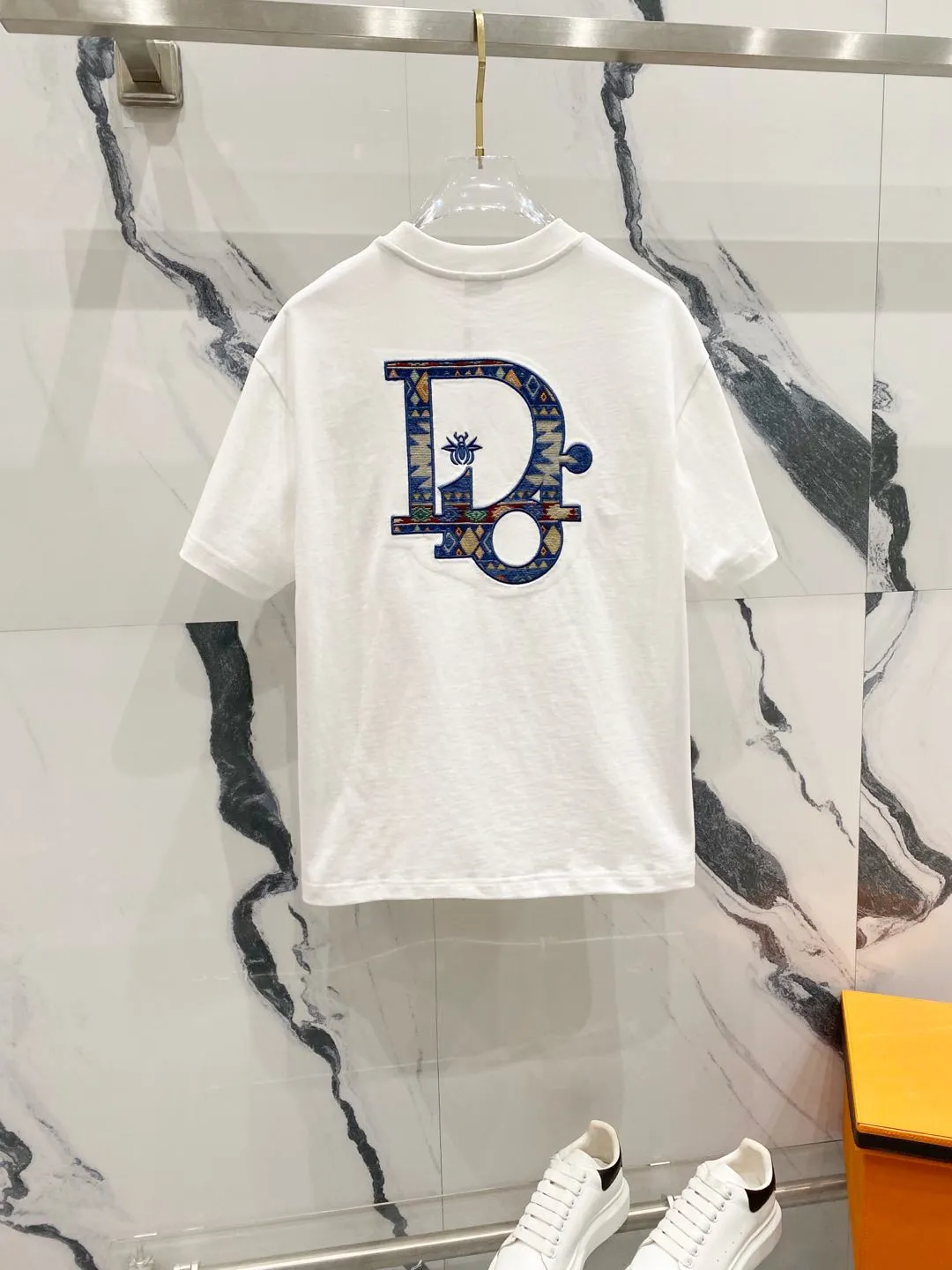 🅿️210 DIOR Dior 320g round neck short-sleeved T-shirt. Heavy craftsmanship of bees on the front and rear panels. Letter LOGO embroidery. Official synchronization. 1:1 original mold opening. Fashionable personality. Versatile trend. Pure original quality. Original washed fabric. Tag. Collar label. Washed wheat. Three labels complete. Color: Black. White. Size: S-XL