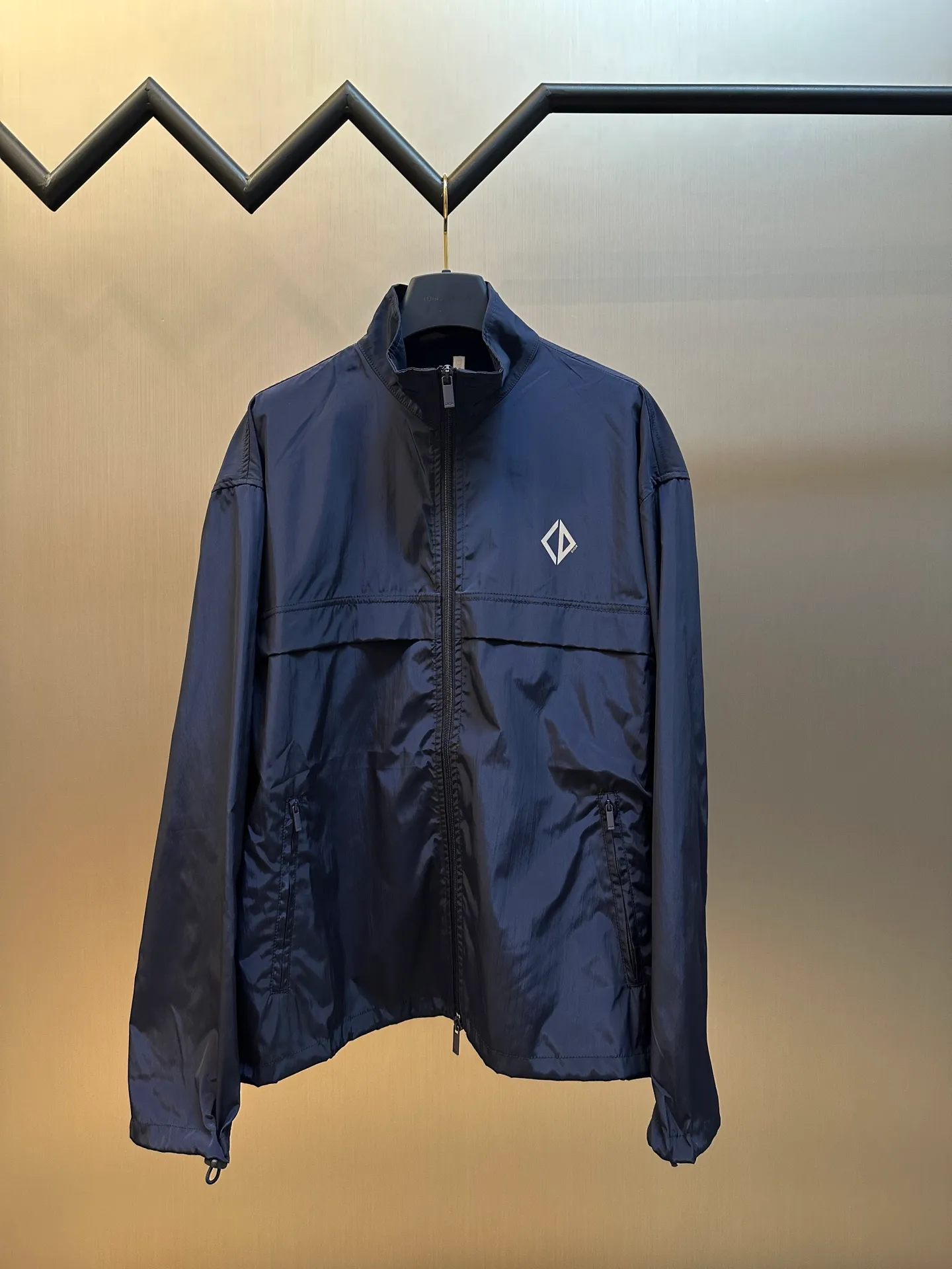 🅿️520 Dior Diamond Logo Zip Jacket Made of custom-made smart functional technical silk fabric, the Dior Diamond logo on the front is presented in a simple and exquisite form, complementing the eye-catching trimmed Dior logo on the back. The stand-up collar design cleverly modifies the neck line, giving it a dynamic elegance.  Infrared positioning heat transfer process, infrared positioning CD Diamond position is more accurate, using thermal transfer material for processing, strong, durable and beautiful.  The template machine opens the bag, and the preset template guides the position, shape and size of the bag. The accuracy ensures the quality of the bag opening effect.  size:50.52.54.56