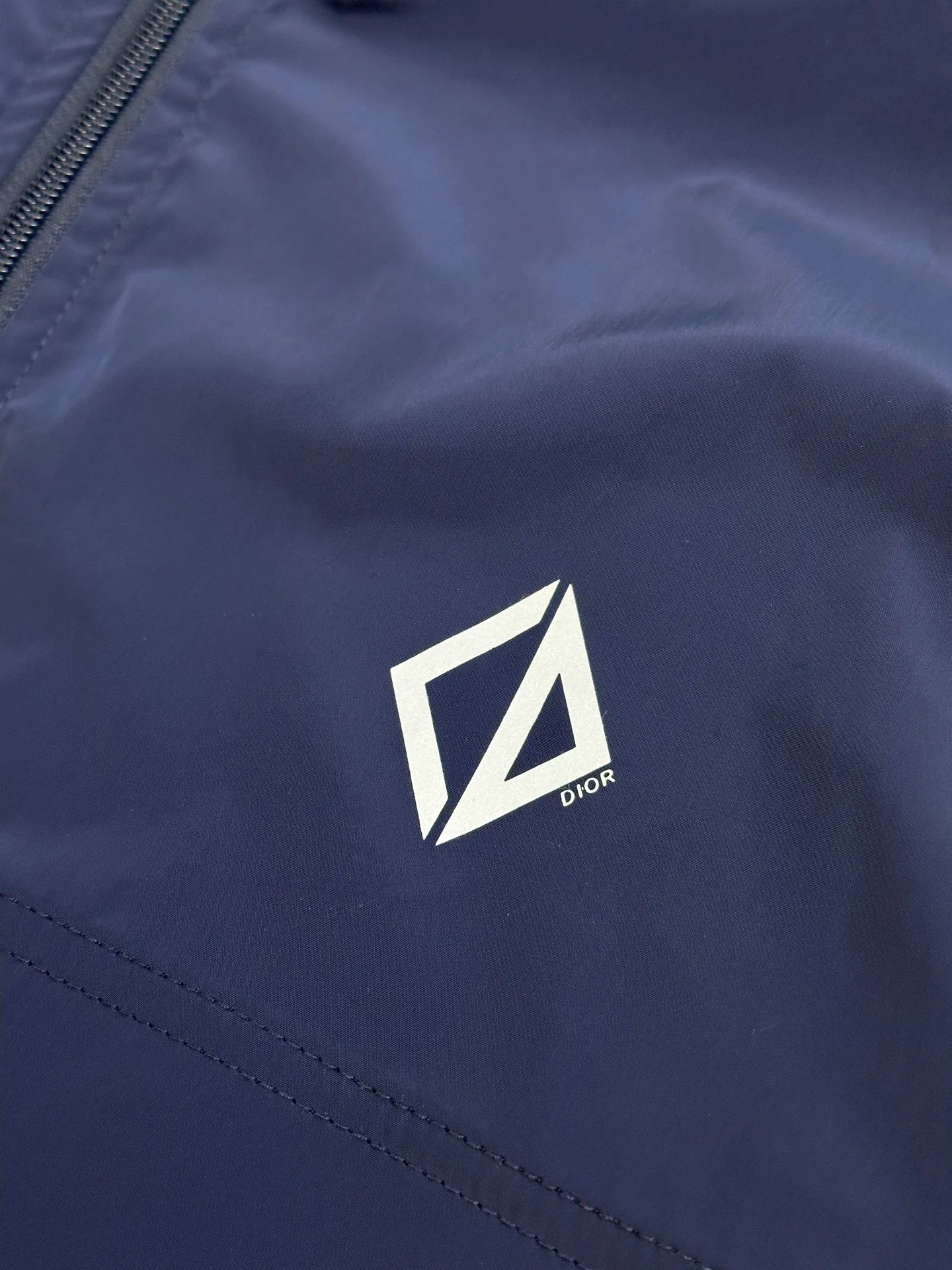 🅿️520 Dior Diamond Logo Zip Jacket Made of custom-made smart functional technical silk fabric, the Dior Diamond logo on the front is presented in a simple and exquisite form, complementing the eye-catching trimmed Dior logo on the back. The stand-up collar design cleverly modifies the neck line, giving it a dynamic elegance.  Infrared positioning heat transfer process, infrared positioning CD Diamond position is more accurate, using thermal transfer material for processing, strong, durable and beautiful.  The template machine opens the bag, and the preset template guides the position, shape and size of the bag. The accuracy ensures the quality of the bag opening effect.  size:50.52.54.56